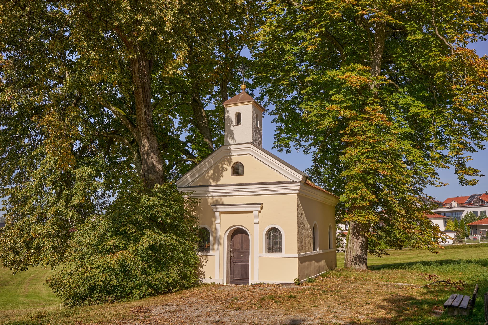 Die Stadt Bräukapelle in Bad Griesbach, Landkreis Passau, Niederbayern, im Bäderdreieck Deutschlands. Idyllische Kapelle umgeben von Bäumen.
