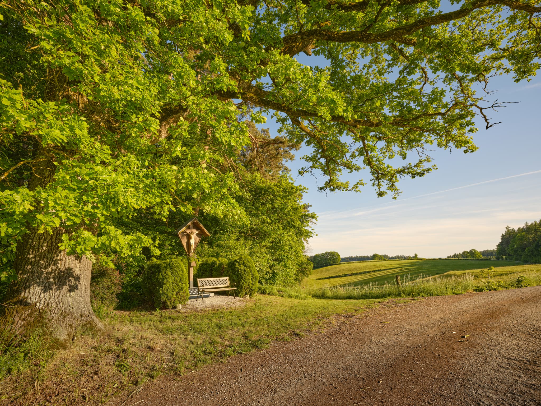Wegkreuz in Waldberg Daxl, einem Ortsteil von Reischach im Landkreis Altötting, Oberbayern. Charakteristische Landschaft der Inn-Salzach Region in Deutschland.