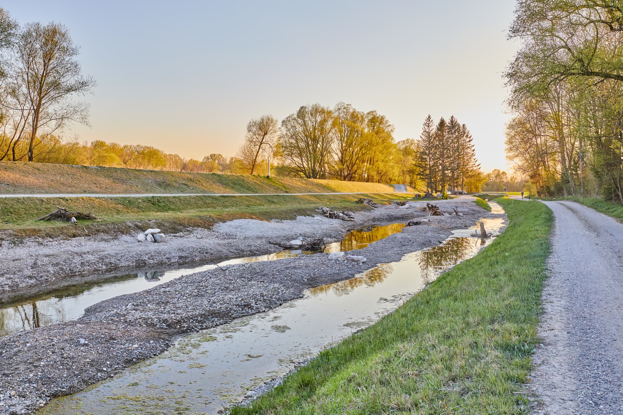 Radweg am Peracher Badesee entlang des Steinbach. Landschaft mit Bachlauf, Gemeinde Perach, Landkreis Altötting, Oberbayern, Region Inn-Salzach, Deutschland.
