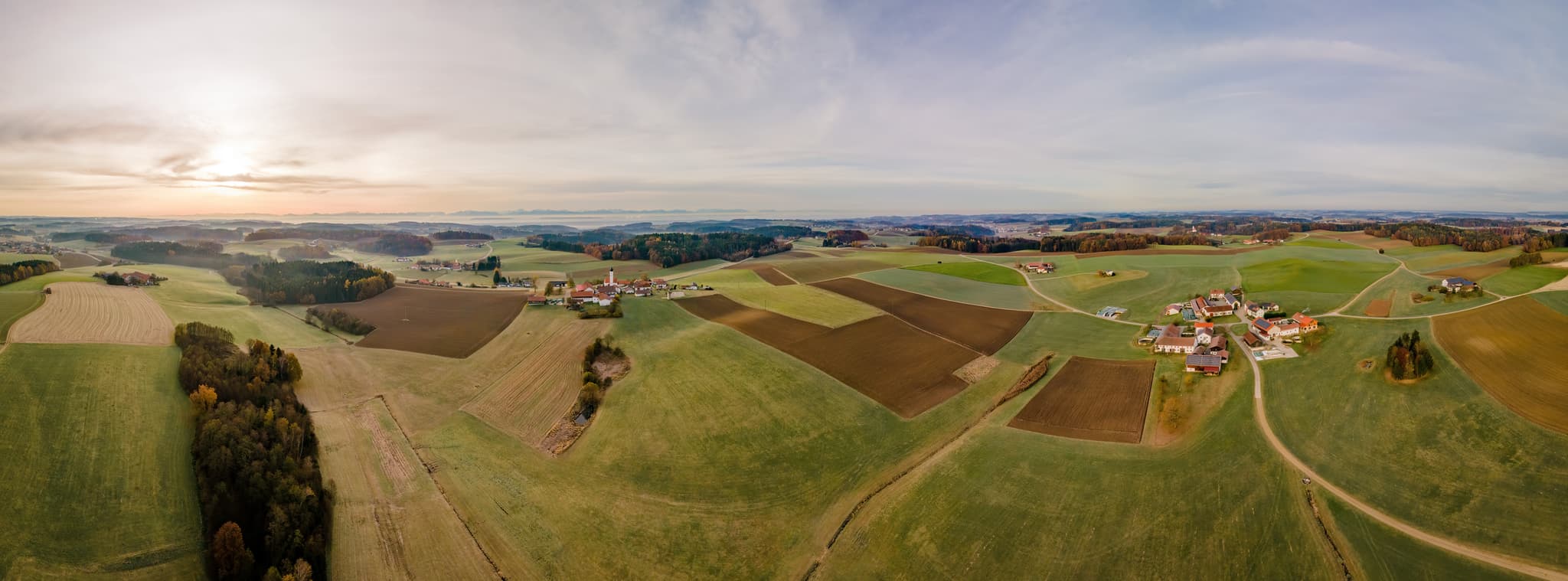 Ländliches Panorama um Endlkirchen, Erlbach. Sanfte Hügellandschaft mit Feldern und Höfen in Inn-Salzach, Landkreis Altötting, Oberbayern, Deutschland.