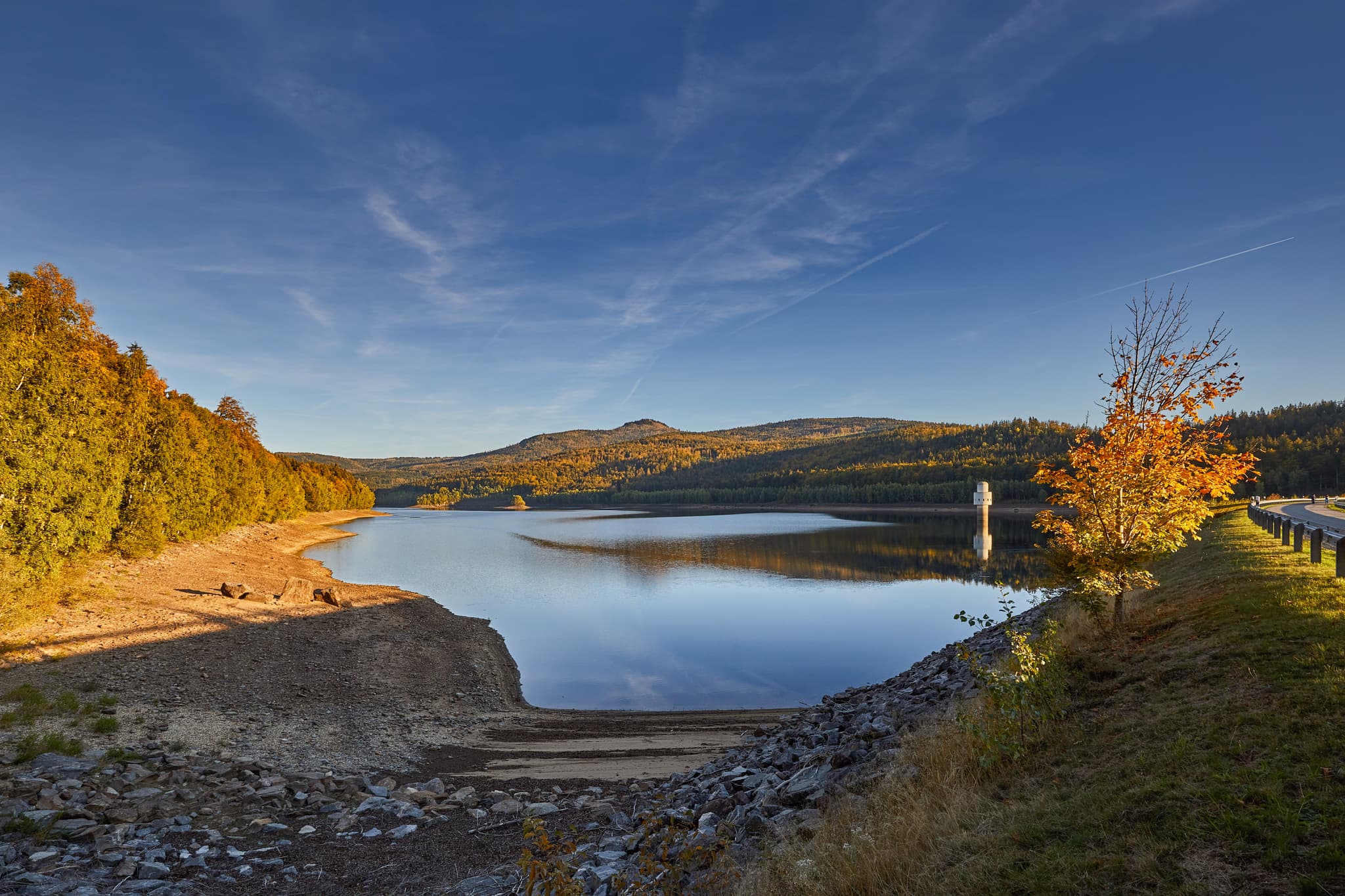 Trinkwassertalsperre bei Frauenau, Landkreis Regen, Niederbayern, Deutschland. Ruhiges Wasser, herbstliche Wälder, hügelige Landschaft im Bayerischen Wald.