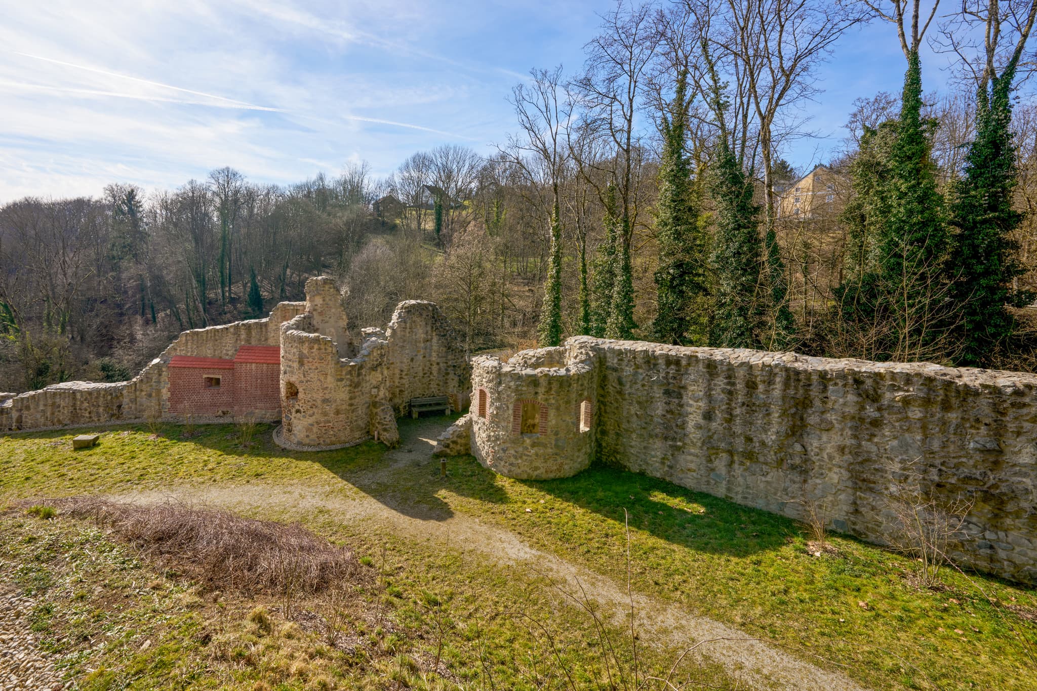Historischen Ruinen von Schloss Neuburg in Neuburg am Inn, Landkreis Passau, Niederbayern. Ein bedeutsames Bauwerk der Region Donau-Wald, Deutschland.