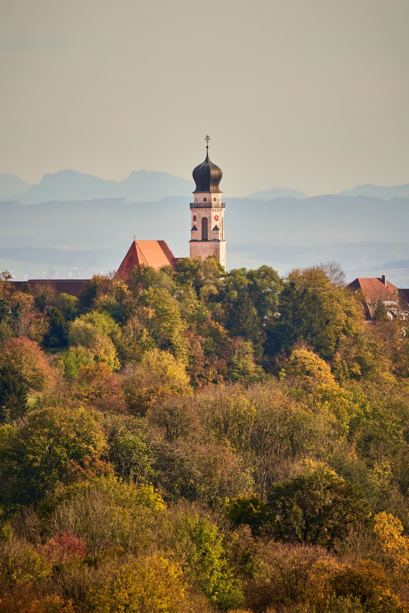Entdecken Sie den Lederbach Golfclub in Bad Griesbach im Landkreis Passau, Niederbayern. Malerische Herbstlandschaft und idyllische Umgebung in Deutschland.