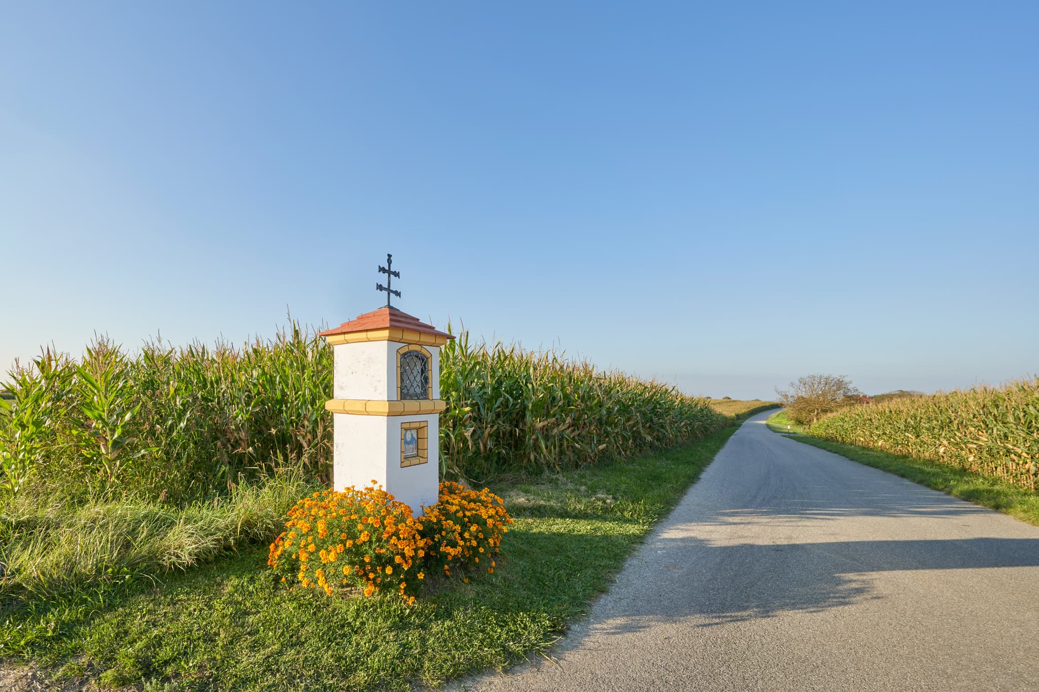 Bildstock am Wegrand, umgeben von Feldern bei Ofner, Oberschroffen, Unterneukirchen, Landkreis Altötting, Oberbayern, Inn-Salzach, Deutschland.