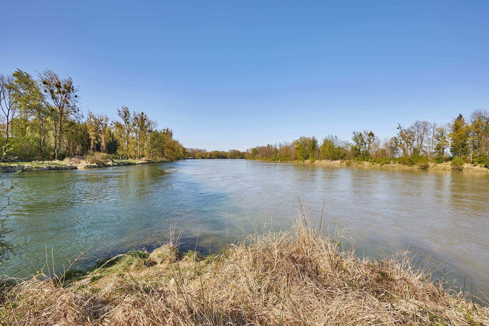 Flusslandschaft in Neuhofen, Haiming, mit Zusammenfluss von Alzkanal und Salzach. Teil der Region Inn-Salzach im Landkreis Altötting, Oberbayern, Deutschland.