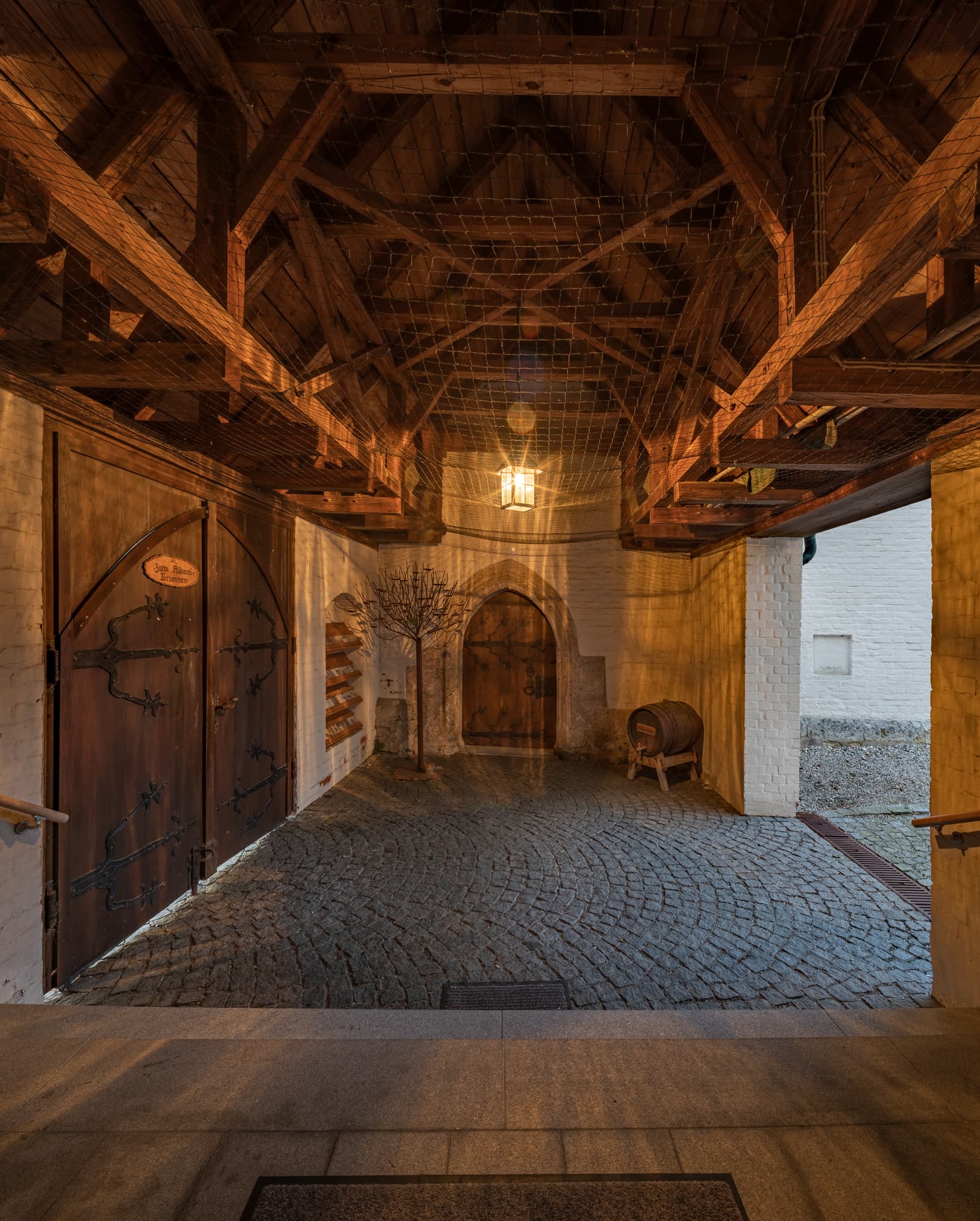 Historisches Kirchenportal in Taubenbach, Niederbayern. Ein beeindruckendes Beispiel bayerischer Architektur. Besuchen Sie die St. Alban Pfarrkirche!
