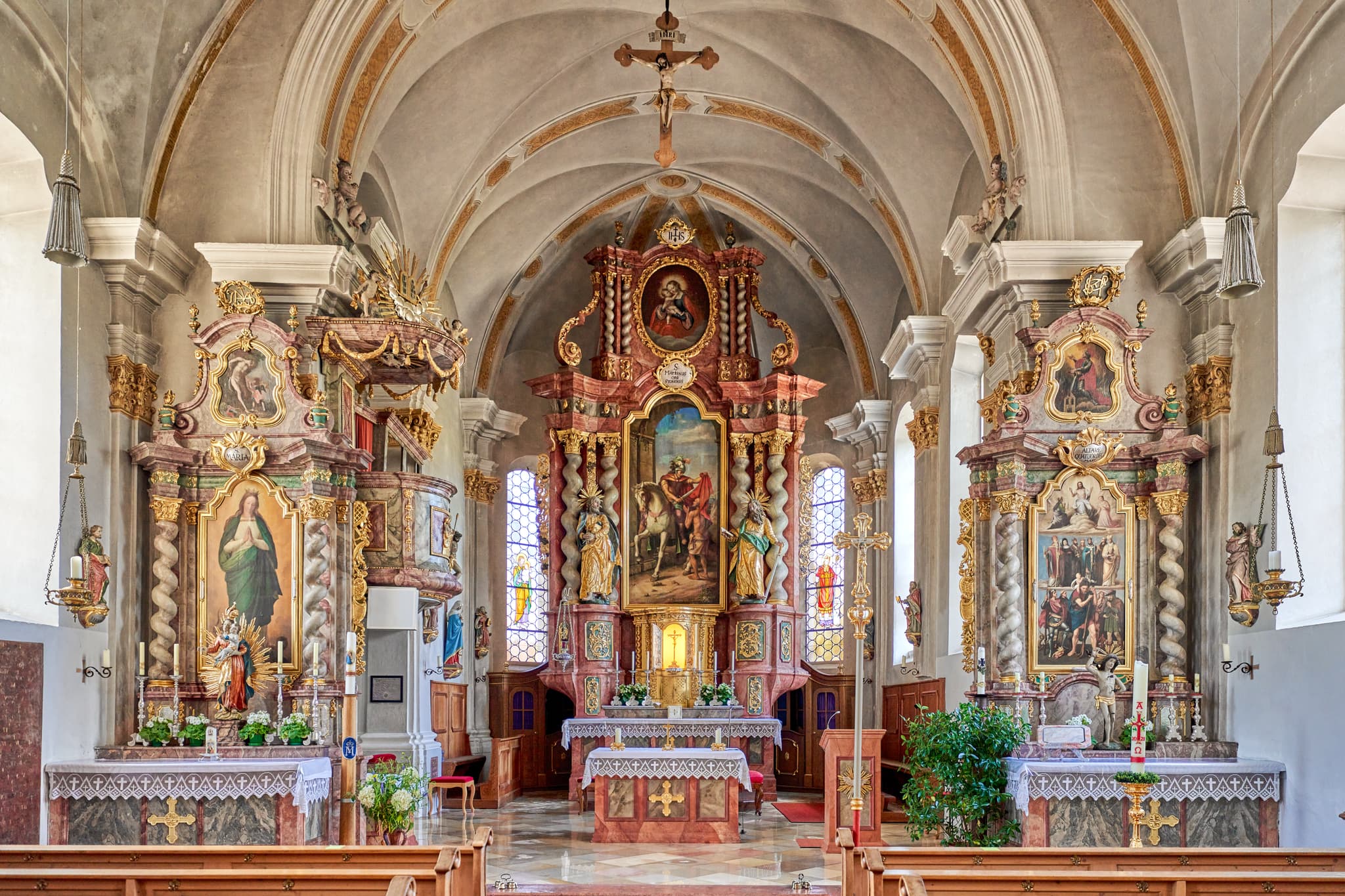 Innenansicht der Kirche St. Martin in Niedertaufkirchen, Mühldorf am Inn, Oberbayern. Das Motiv zeigt das reich verzierte Kirchenschiff mit barocken Altären.