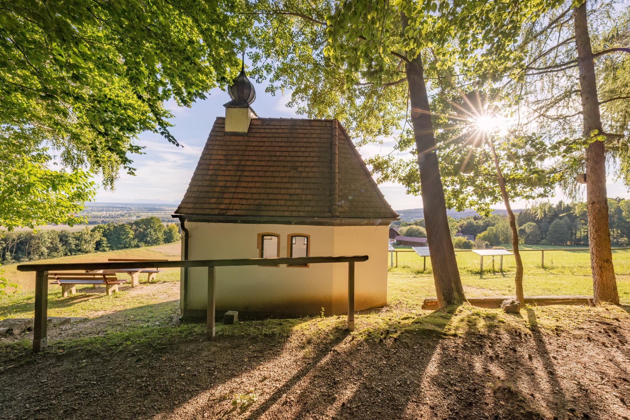 Malerische Bertenöder Kapelle in Stubenberg, Rottal-Inn, Niederbayern. Gelegen im Bäderdreieck, Deutschland, mit Blick auf grüne Landschaft.