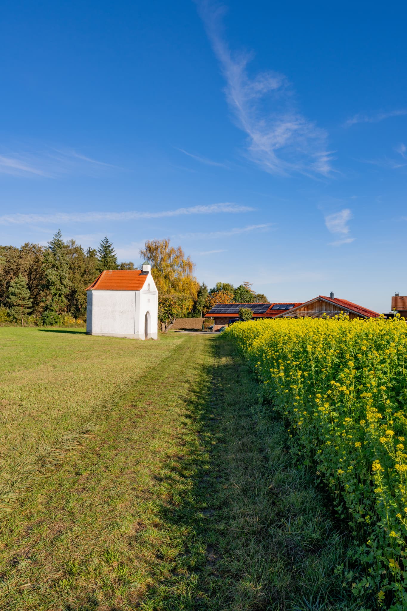 Kreuzhäusl Kapelle in ländlicher Umgebung bei Wurmannsquick, Landkreis Rottal-Inn. In Niederbayern, Deutschland, umgeben von Wiesen und Bäumen im Holzland.