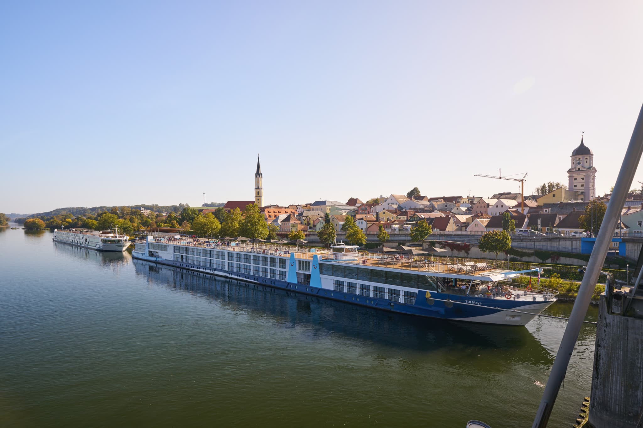 Donau Hafen Vilshofen, Landkreis Passau, Niederbayern. Schiffe am Anleger vor Stadtkulisse. Typische Flusslandschaft der Donau-Wald Region in Deutschland.