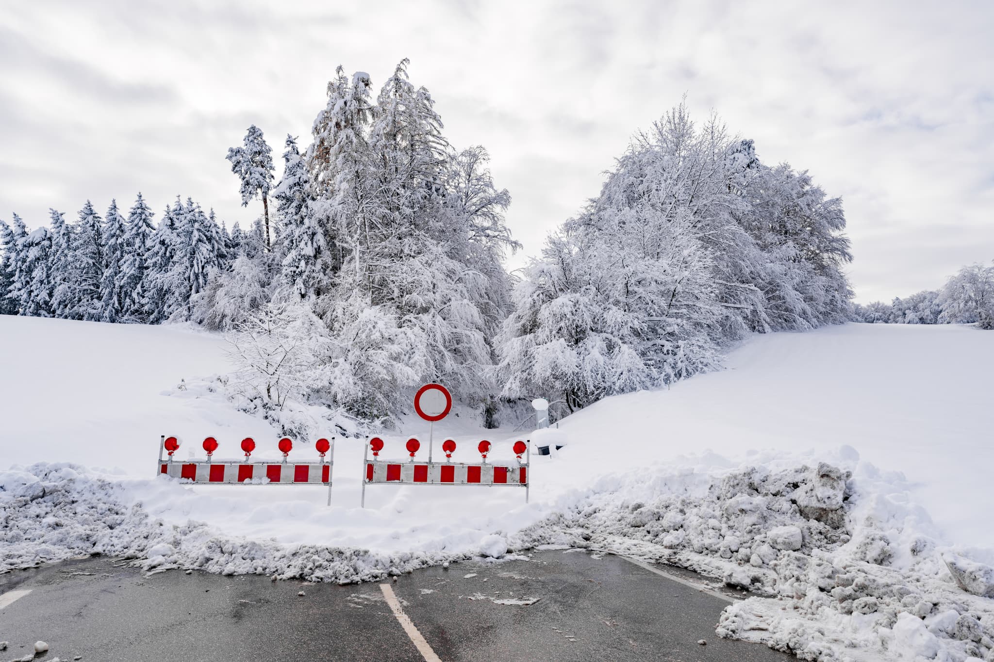 Winterliche Straßensperrung in Bruckberg, Marktl, Altötting, Oberbayern. Schneebruch im Winter 2023, verschneite Landschaft, Bäume. Inn-Salzach, Deutschland.