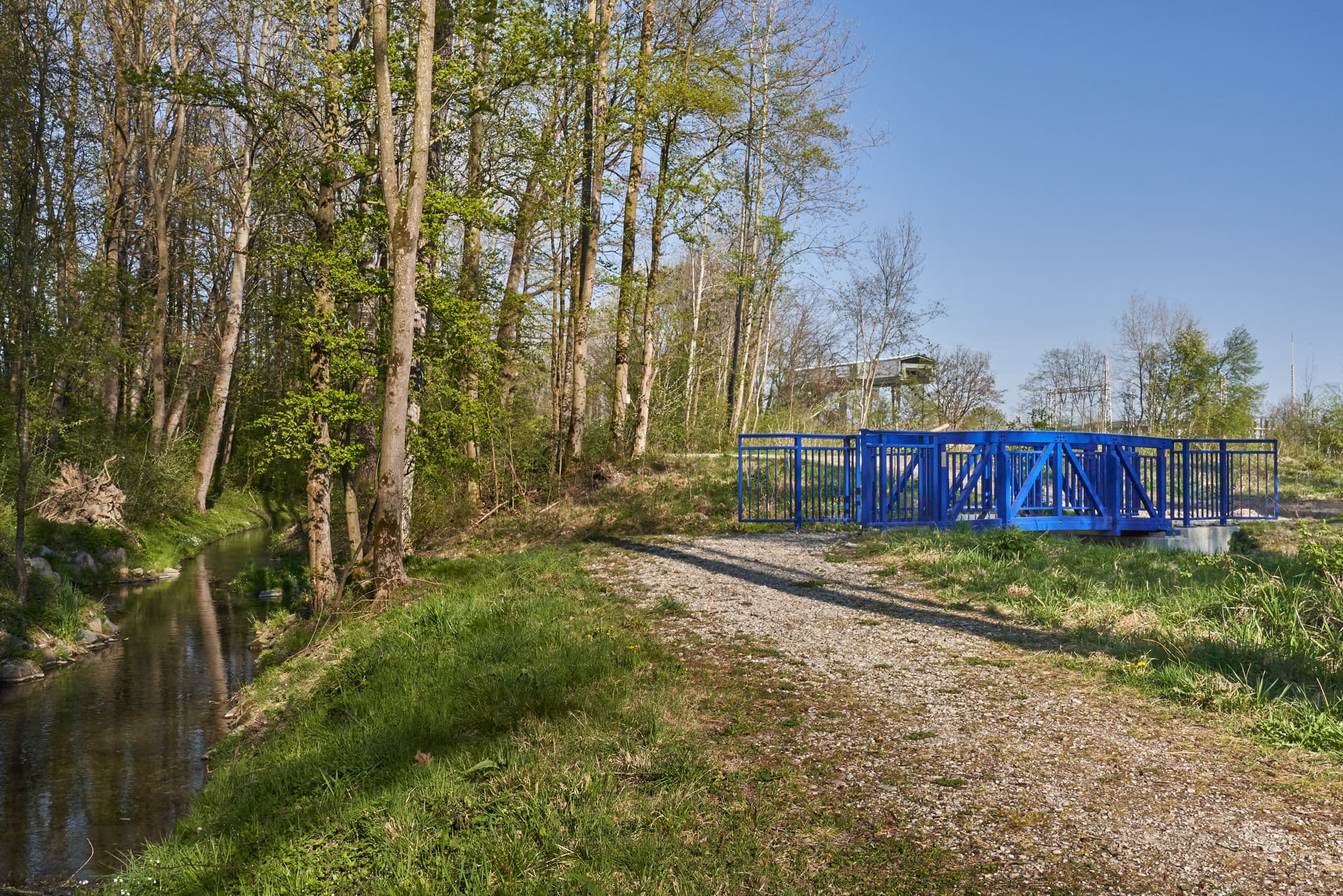 Blaue Brücke der Fischtreppe am Inn Kraftwerk in Stammham, Altötting, Oberbayern, Deutschland. Überquert ein Gewässer, umgeben von Natur der Inn-Salzach Region.
