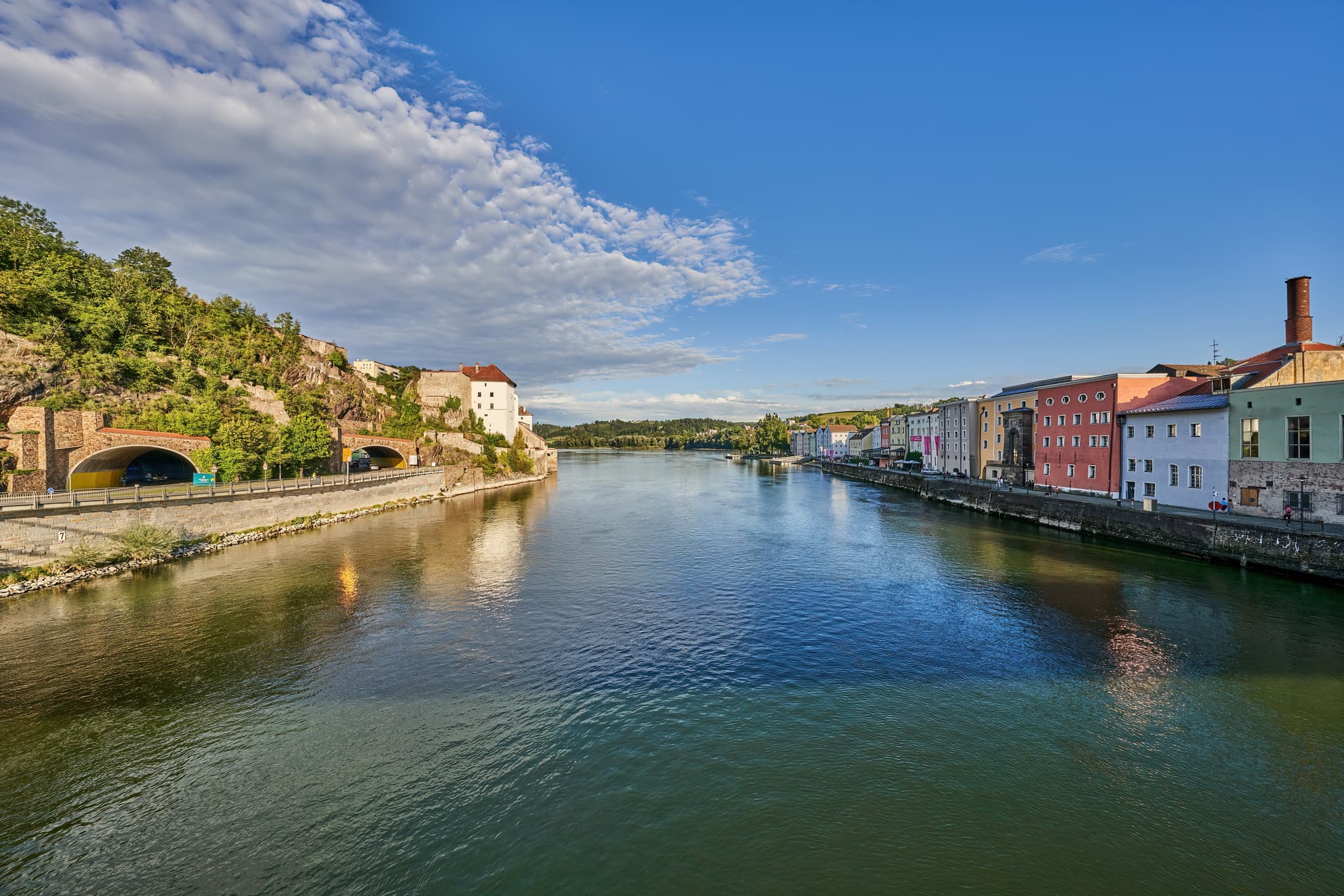 Die Prinzregent-Luitpold-Brücke in Passau, Niederbayern, überspannt die Donau in Passau und liefert einen Blick Rüchtung Innmündung.