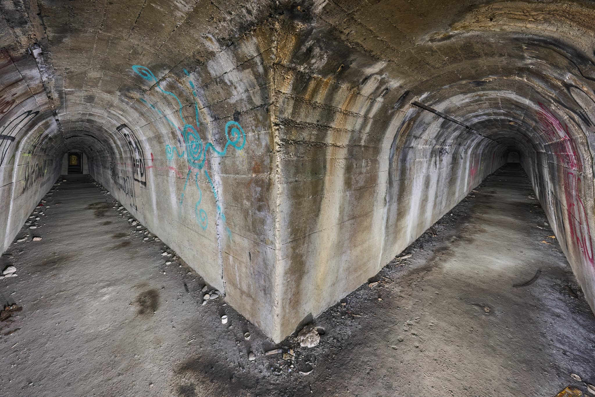 Lightpainting im Ecksberg Bunkergang unter der B12, Mühldorf am Inn, Oberbayern. Das unterirdische Bauwerk in der Inn-Salzach Region, Deutschland.