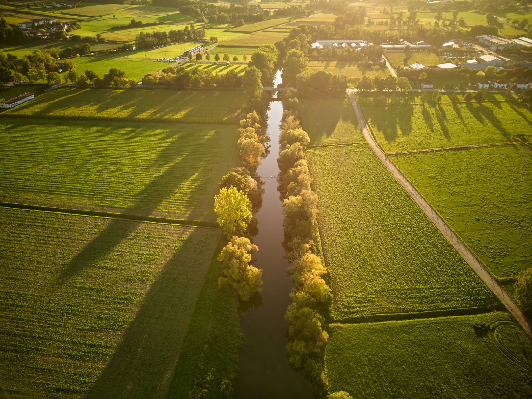 Luftaufnahme der Rott höhe Löfflmühle, umgeben von grünen Feldern in Hebertsfelden, Rottal-Inn, Niederbayern, Holzland, Deutschland.