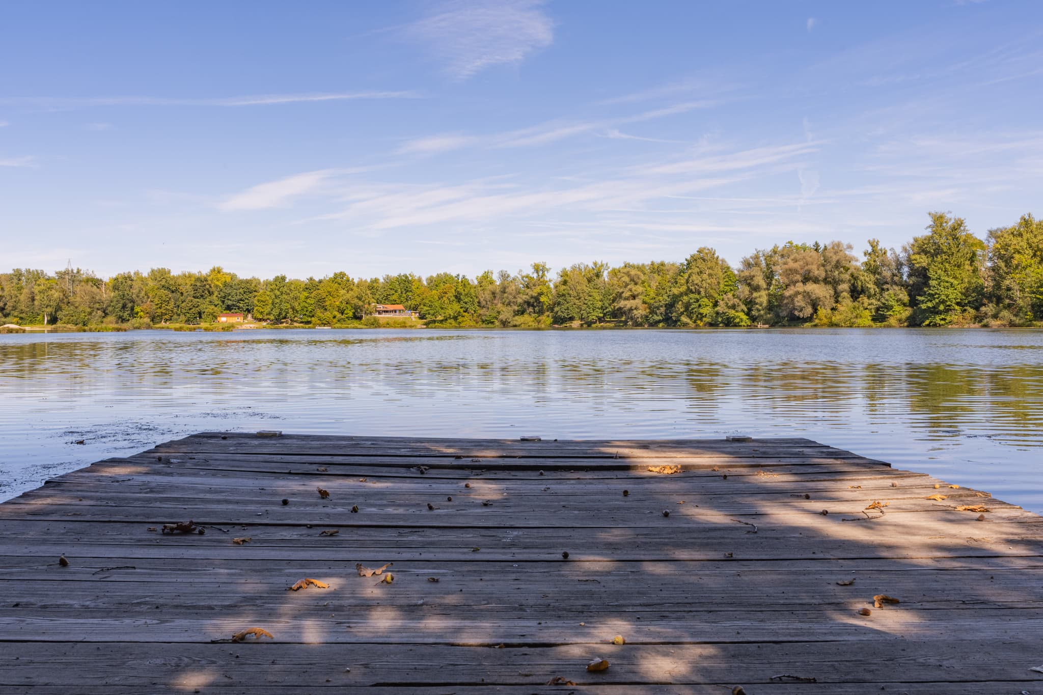 Blick vom Steg auf den Waldsee, Lago im Sommer nahe Kirchdorf am Inn, Rottal-Inn, Niederbayern. Bewaldete Ufer, idyllische Seenlandschaft, Deutschland.