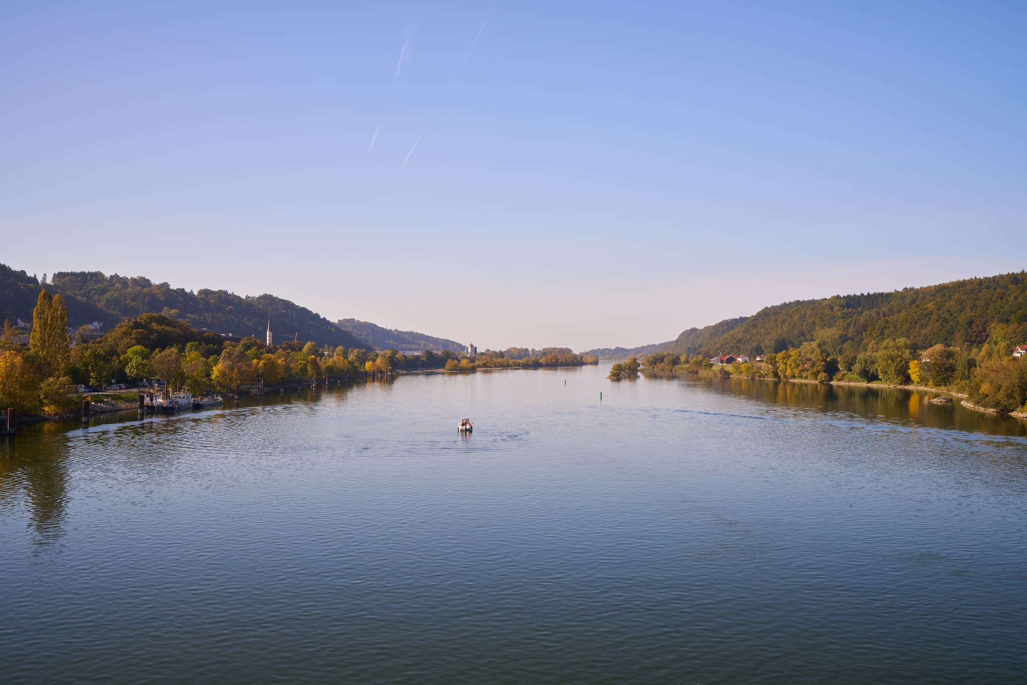 Blick auf den Donau Hafen in Vilshofen, gelegen im Landkreis Passau, Niederbayern.  Donau umgeben von grünen Hügeln im Donau-Wald, Deutschland.