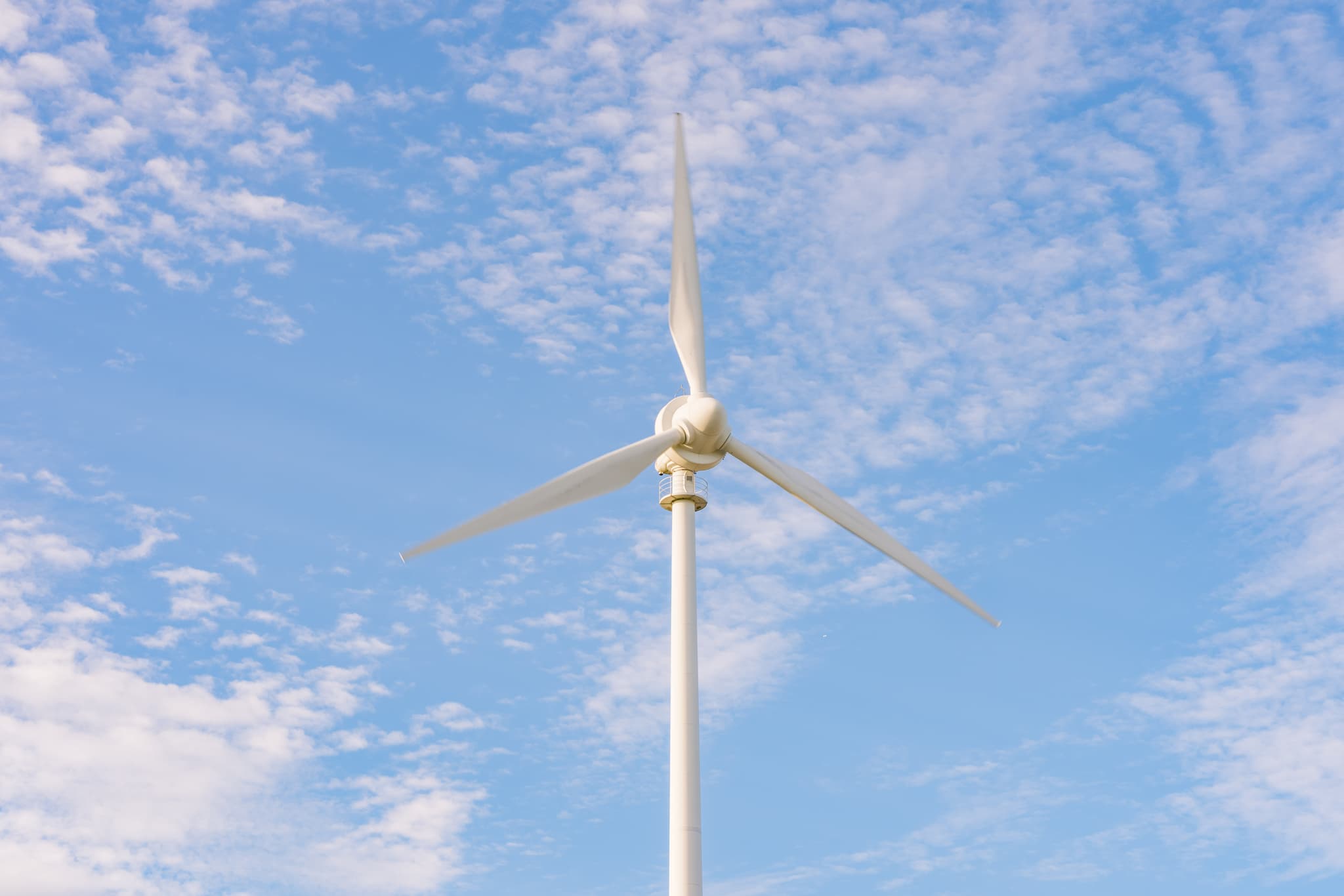 Moderne Windkraftanlage vor blauem Himmel mit Wolken in Dirnaich, Gemeinde Gangkofen, Landkreis Rottal-Inn, Niederbayern. Energiewende im Holzland, Deutschland.