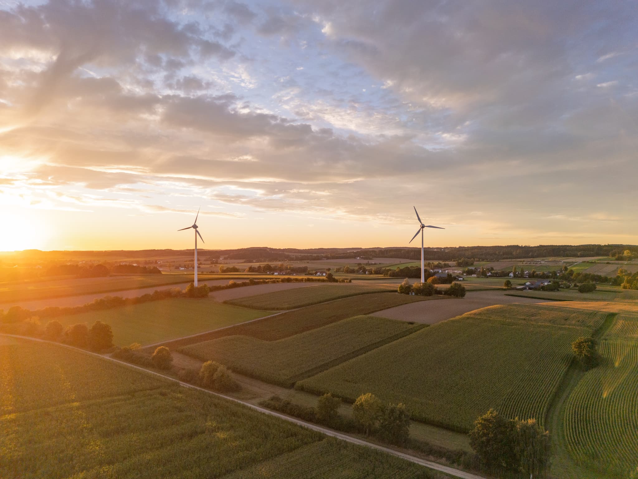 Windpark bei Sonnenuntergang in Dirnaich Windpark, Gangkofen, Landkreis Rottal-Inn, Niederbayern, Region Holzland, Deutschland.