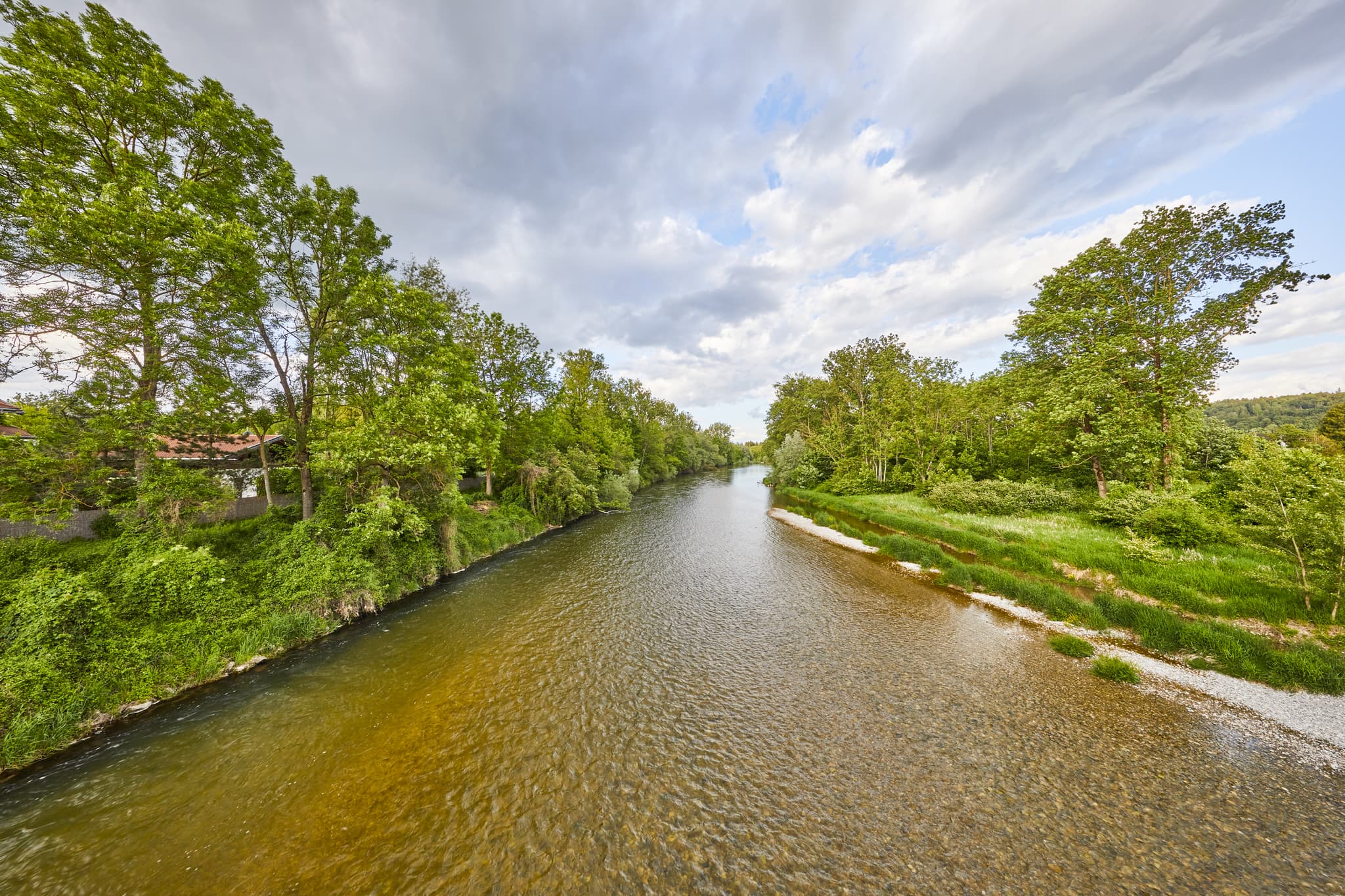Alz bei Garching im Landkreis Altötting, Oberbayern. Grüne Ufer und Bäume säumen den Fluss. Teil der Region Inn-Salzach in Deutschland.