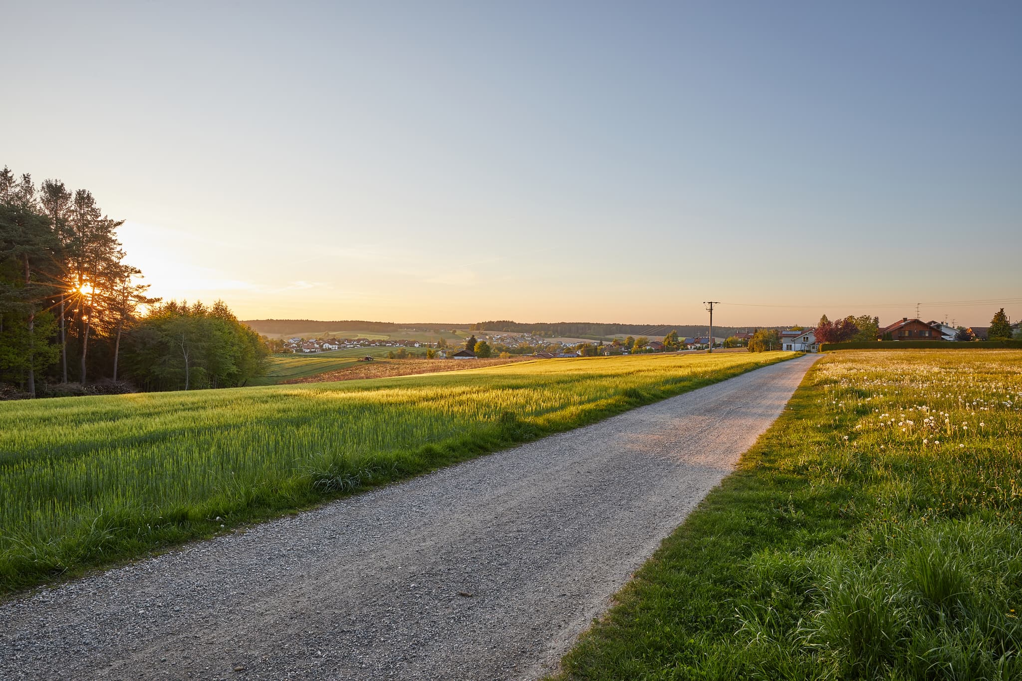 Idyllischer Sonnenuntergang über der Landschaft um Atzberg bei Mitterskirchen im niederbayerischen. Wunderschöne Wanderung durch Natur und ländliche Idylle.