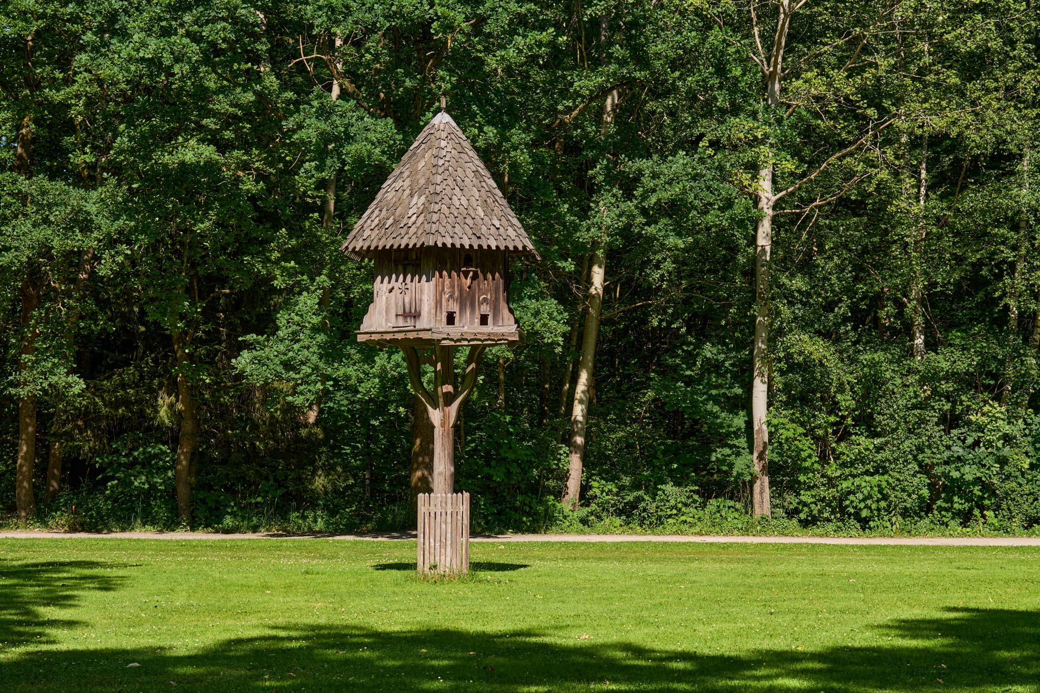Entdecken Sie das Taubenhaus im Kurpark von Bad Griesbach. Eine idyllische Szene im Herzen der Region Rottal, Landkreis Passau, Niederbayern, Deutschland.