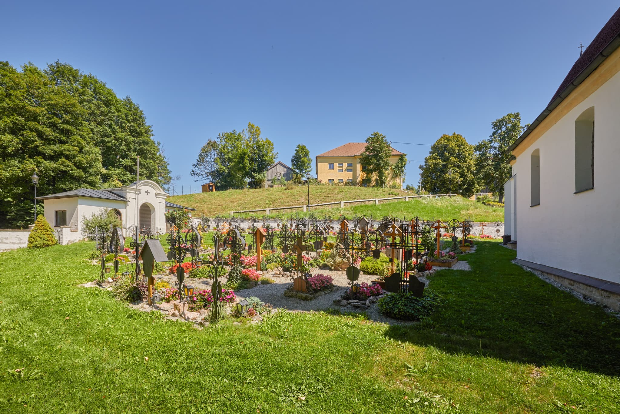 Pfarrkirche Radegundis Firedhof in St. Radegund, einer Gemeinde im Landkreis Braunau am Inn, Oberösterreich, im Innviertel, Österreich.