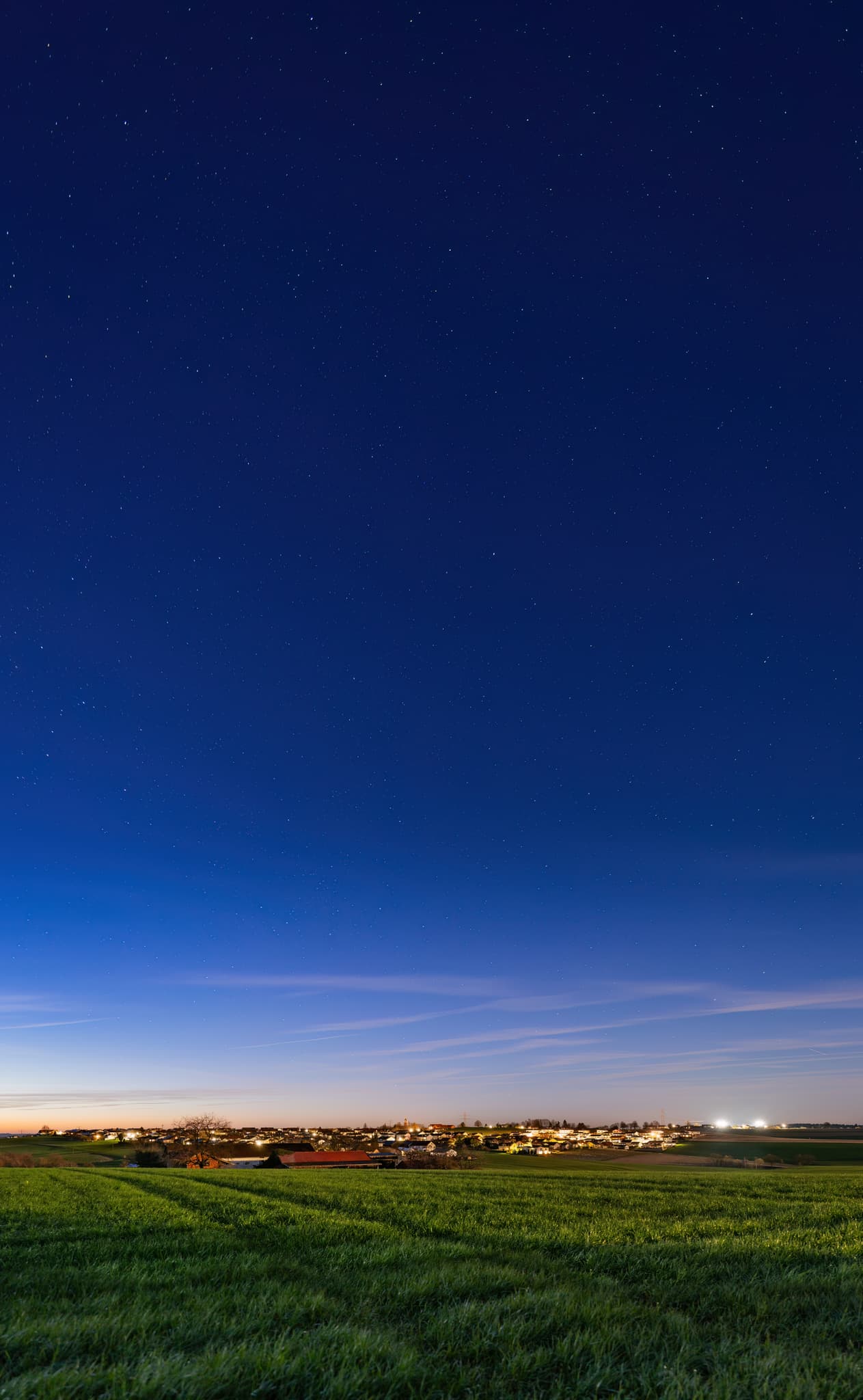 Sternenhimmel über Wurmannsquick, Rottal-Inn, Niederbayern, Deutschland. Sternenhimmel. Grüne Felder und ruhige Landschaft bei Nacht.