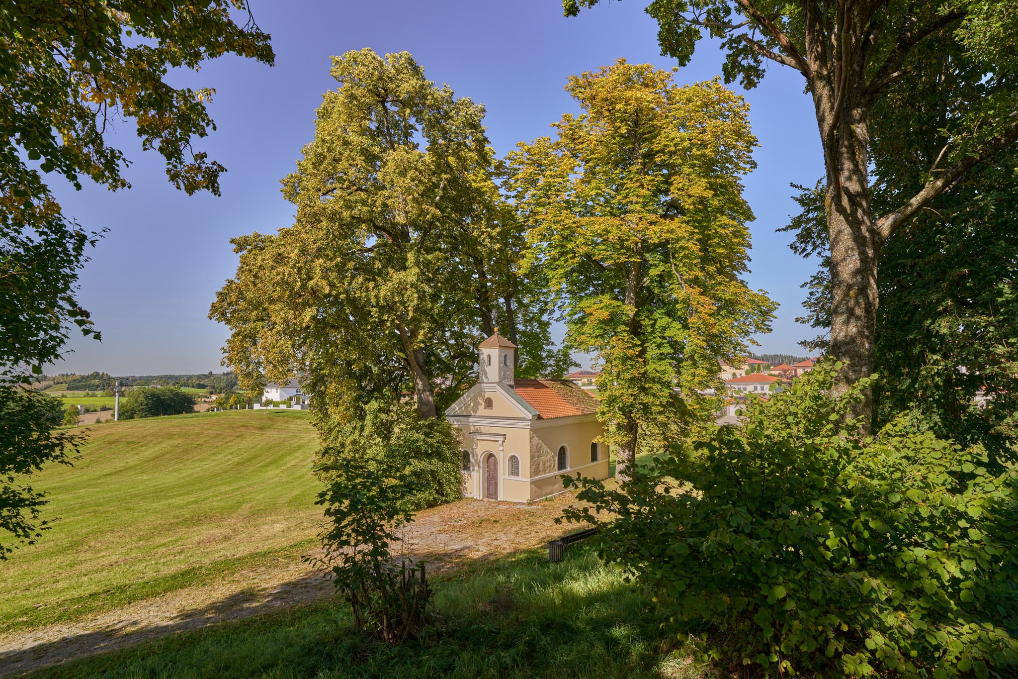 Die Stadt Bräukapelle in Bad Griesbach, Landkreis Passau, Niederbayern, im Bäderdreieck Deutschlands. Idyllische Kapelle umgeben von Bäumen.