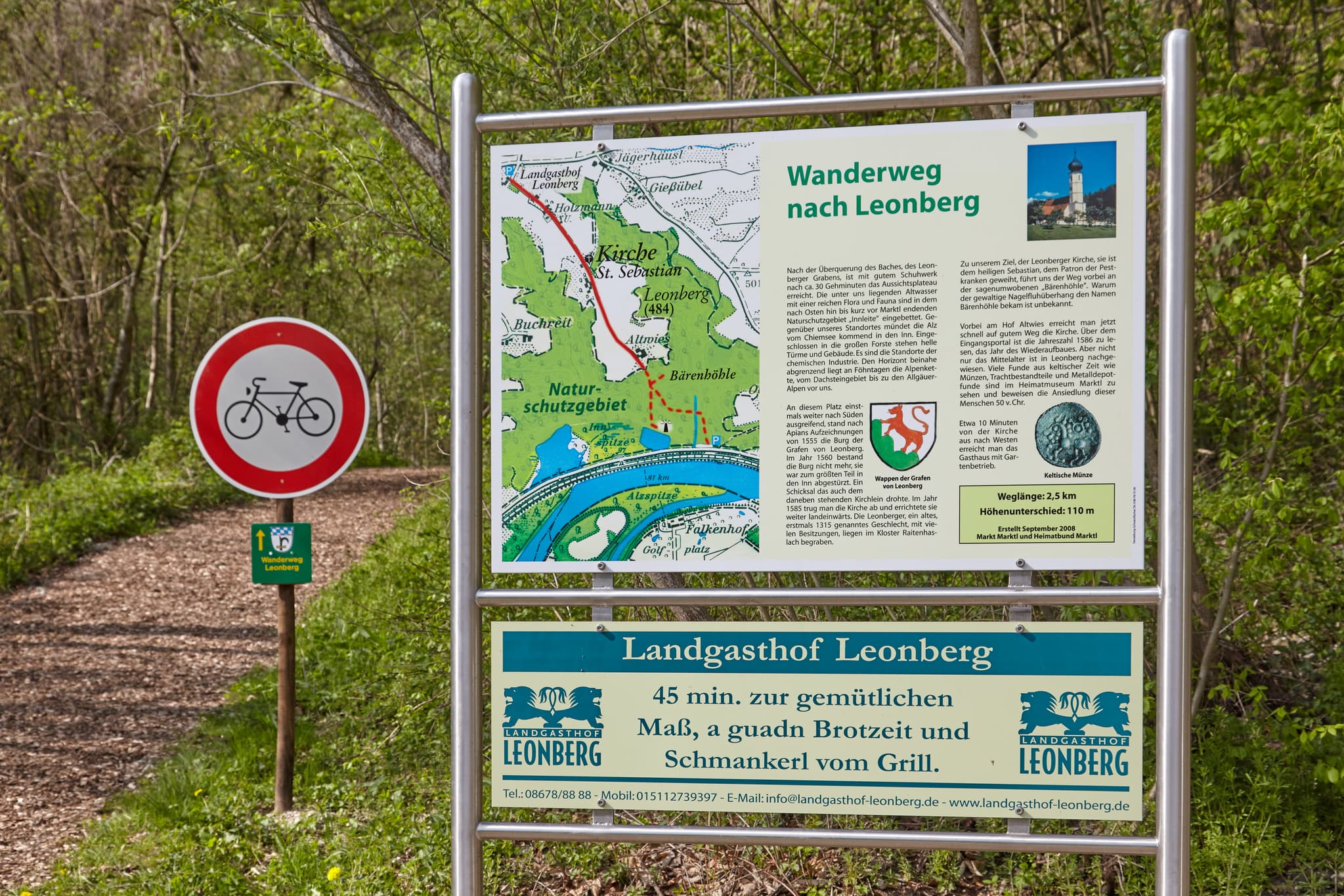 Ansicht einer Besuchertafel am Wanderweg in Leonberg, Marktl, Landkreis Altötting, Oberbayern, Region Inn-Salzach, Deutschland. Sie informiert zur Umgebung.