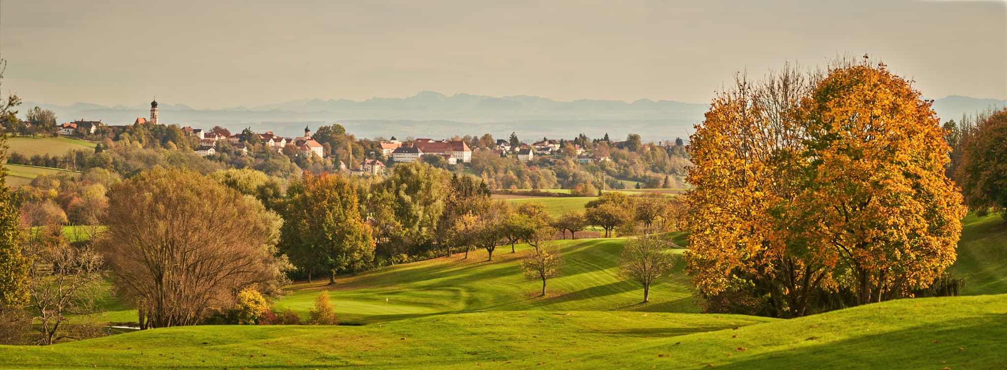 Impressionen vom Lederbach Golfclub in Bad Griesbach, Landkreis Passau, Niederbayern, Deutschland. Herbstliche Farben prägen die Szene im Bayerischen Wald.