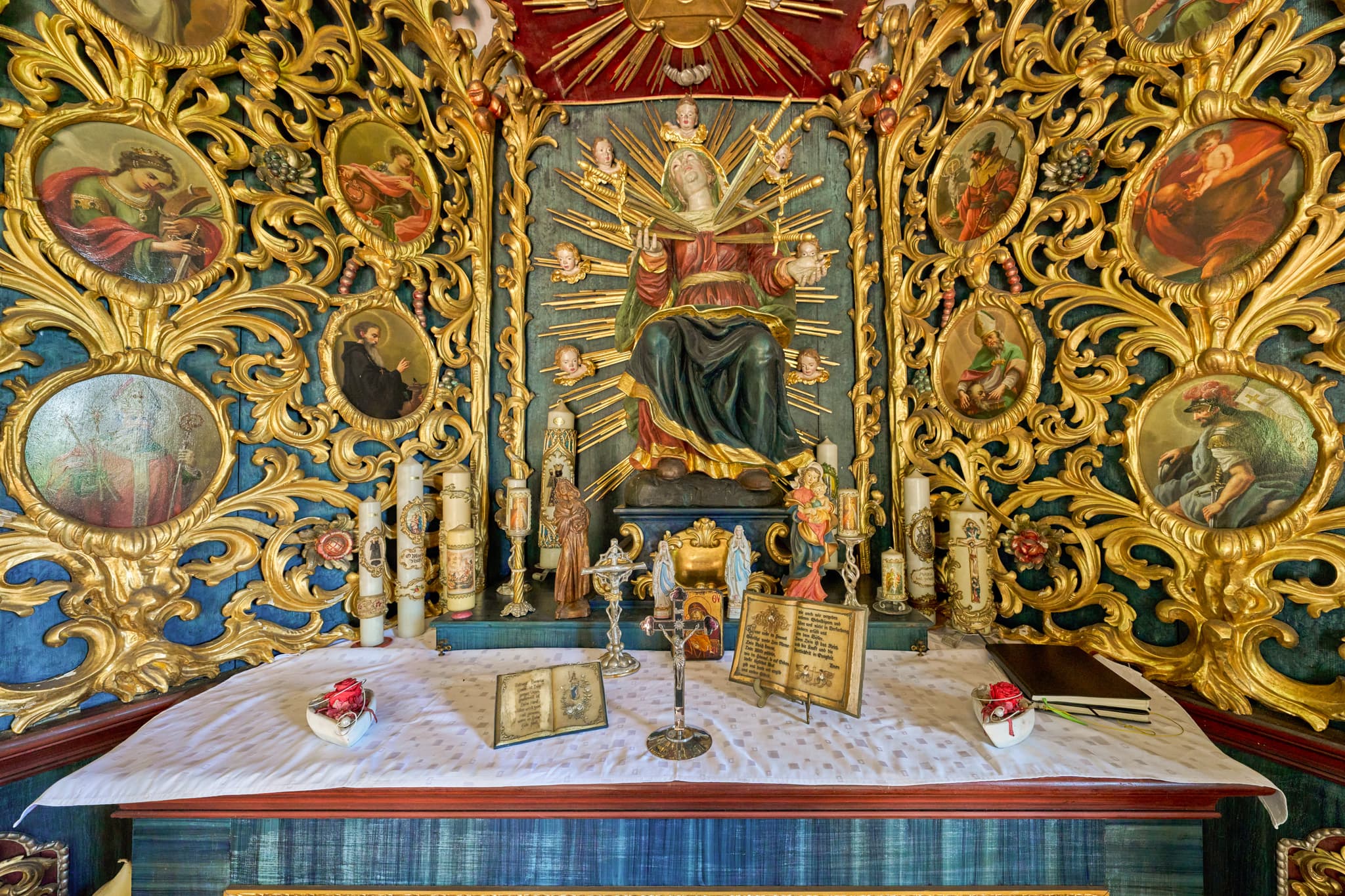Innenansicht der Kapelle in Ecksberg Altmühldorf Kronwidl. Prunkvoller Altar mit goldener Verzierung, Kerzen und religiösen Gemälden. Mühldorf am Inn.