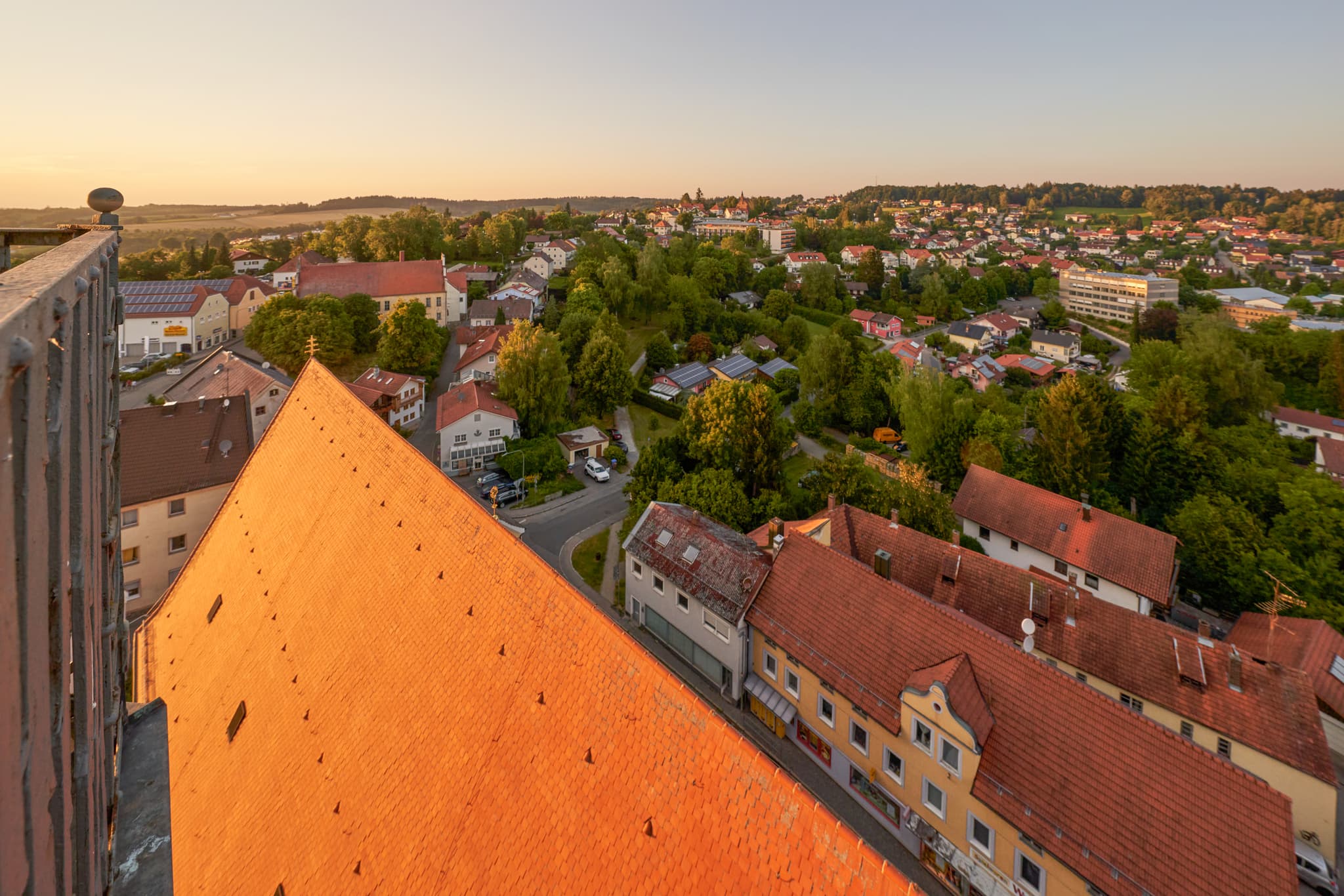 Aussicht von der Pfarrkirche Heilige Familie in Bad Griesbach, Landkreis Passau, Niederbayern, Bayern, Deutschland. Teil der Stadt mit Kirchendach