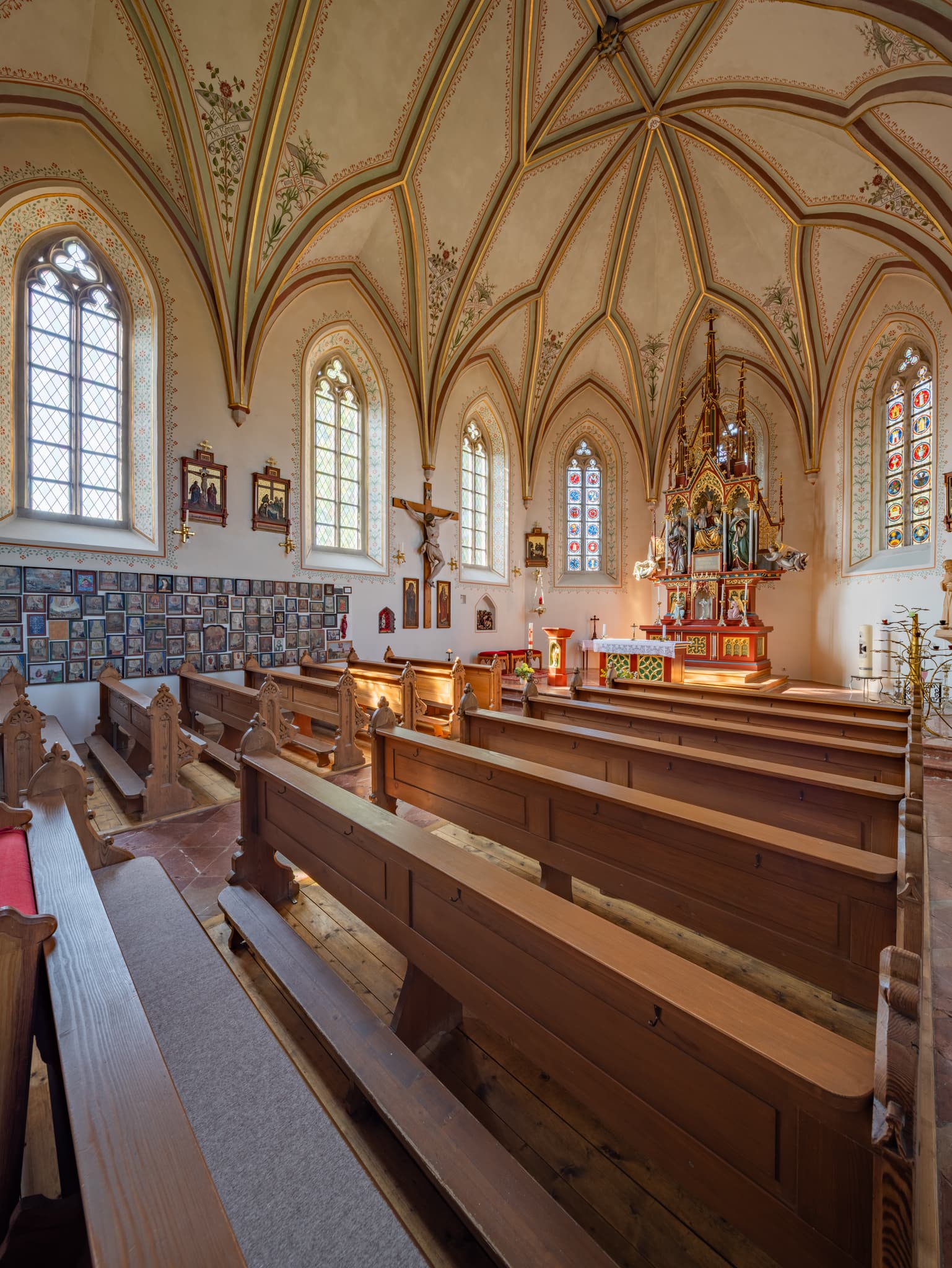 Schräg, Bänke der Backsteinkirche Maria Schutzder Christen in Kronberg, Bad Griesbach, Passau, Niederbayern, Deutschland. Kronberger Kirche