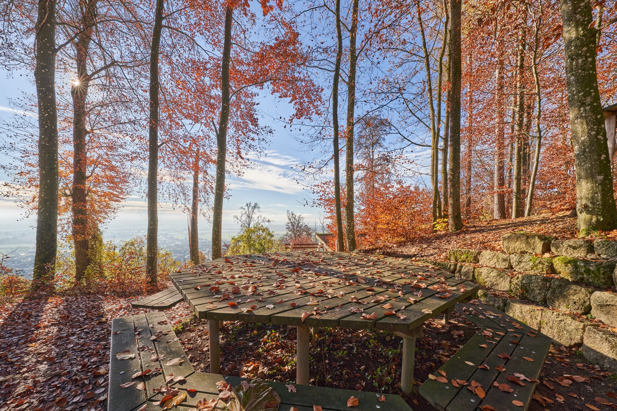 Runder Tisch im Herbst auf dem Schlossberg in Julbach, Gemeinde Julbach, Landkreis Rottal-Inn, Niederbayern, Holzland, Bayern, Deutschland.