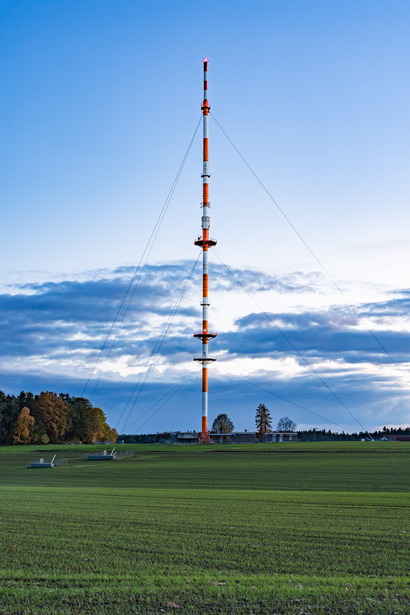 Funkturm in Rottenstuben, Hebertsfelden, Landkreis Rottal-Inn. Diese ländliche Landschaft befindet sich in der Region Holzland, Niederbayern, Deutschland.