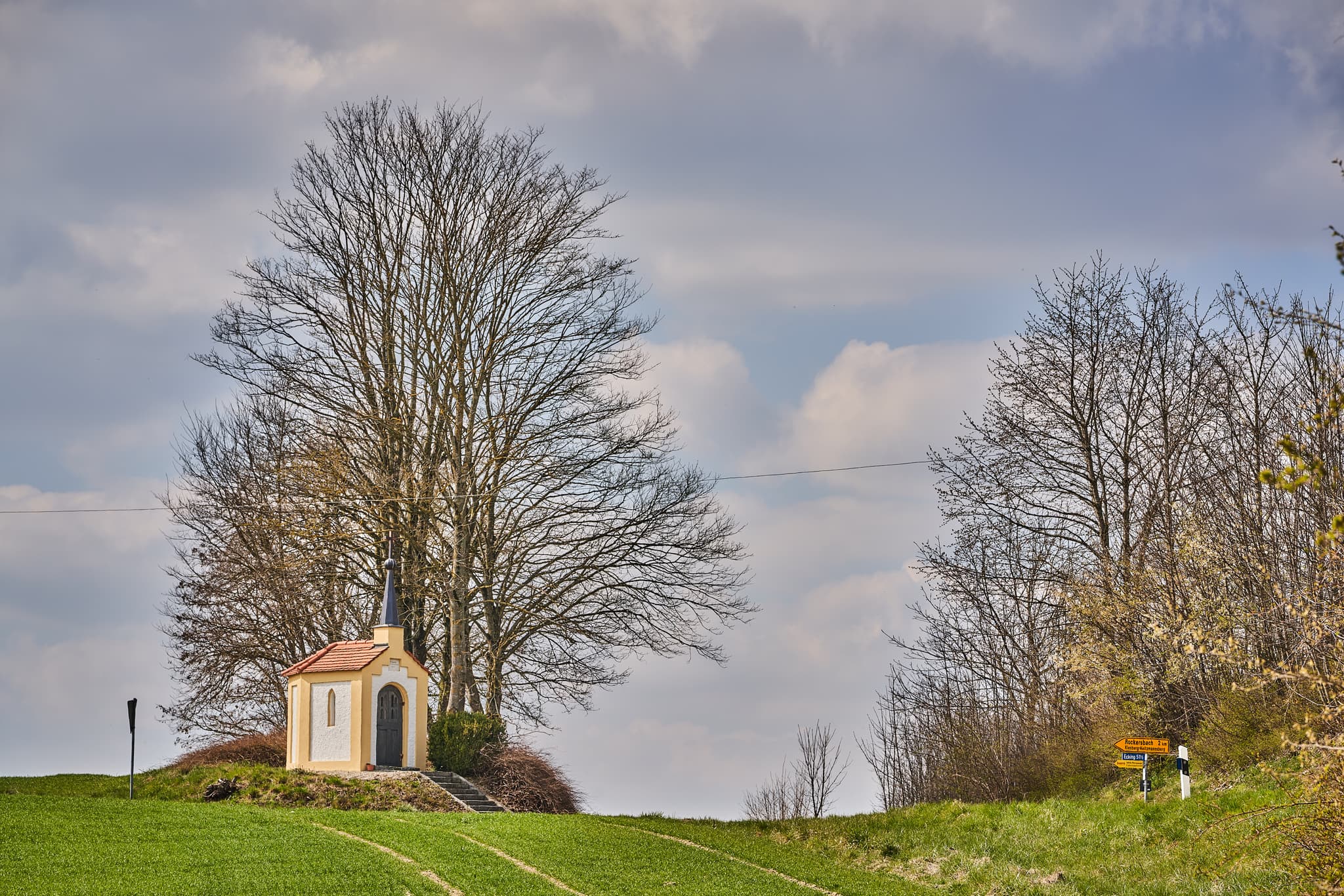 Kapelle bei Rockersbach, Gemeinde Reischach, Landkreis Altötting, Oberbayern. Prägt die grüne Landschaft Inn-Salzach Region in Deutschland.