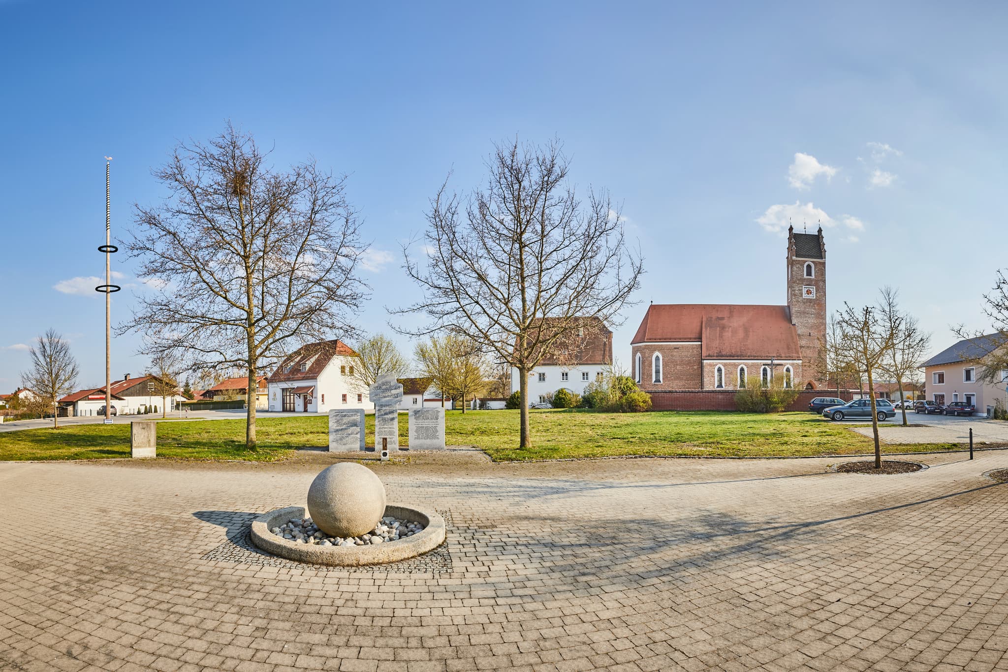 Oberdietfurt Dorfmitte, Gemeinde Massing, Landkreis Rottal-Inn, Niederbayern, Holzland, Bayern, Deutschland. Panoramaaufnahme des Ortskerns mit Kirche.