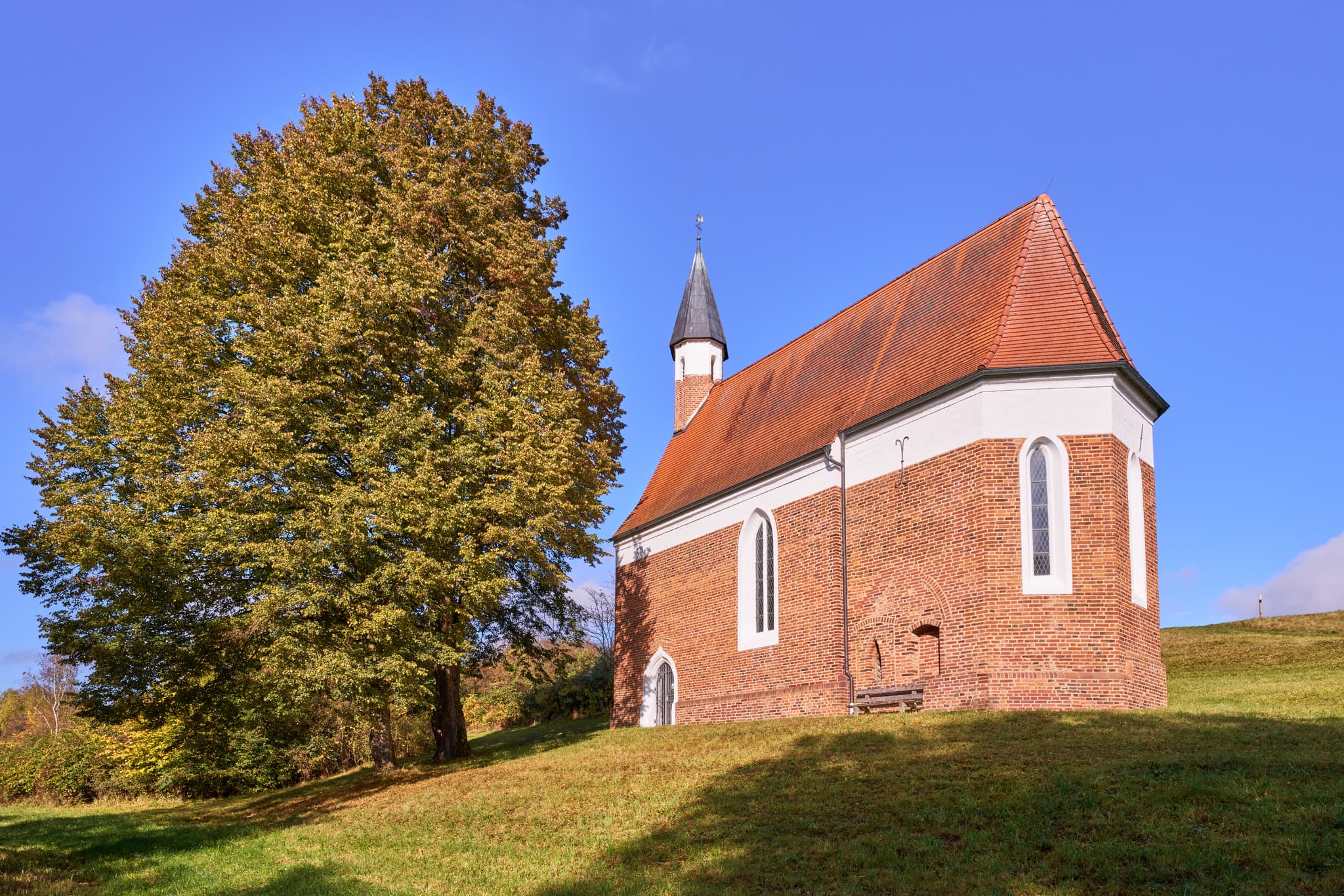 Die St. Koloman Kirchlein in Martinskirchen, Wurmannsquick, Rottal-Inn, Niederbayern, Deutschland, präsentiert sich in der ländlichen Landschaft des Holzlandes.