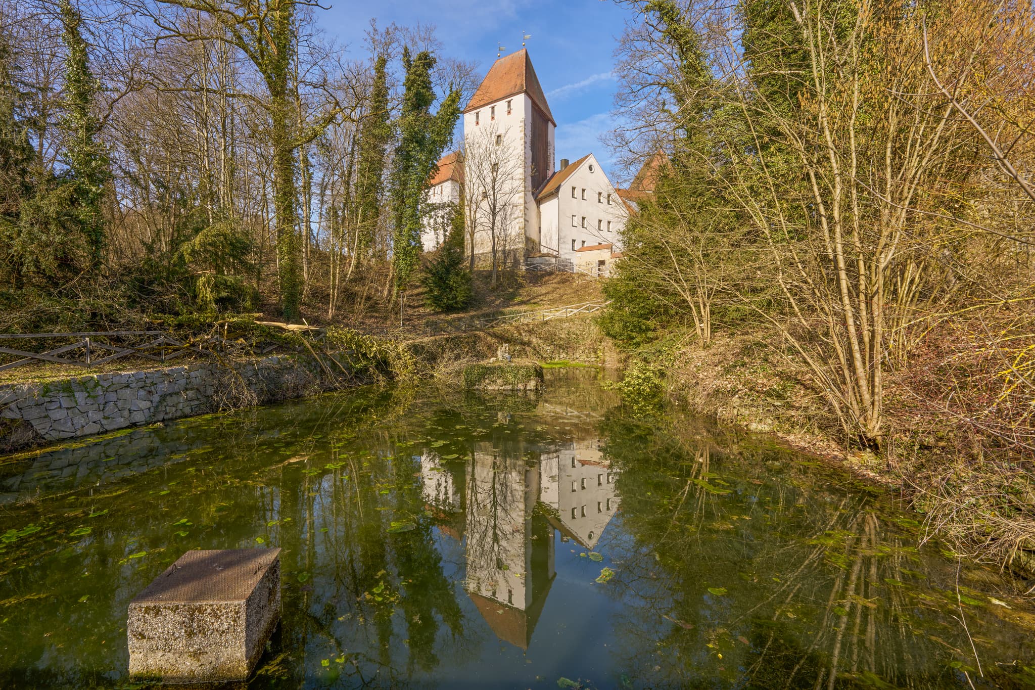 Historisches Schloss Neuburg am Inn, Passau, Niederbayern, Deutschland. Malerisch von Wasser und Baumbestand umgeben, prägt es die Donau-Wald Region.