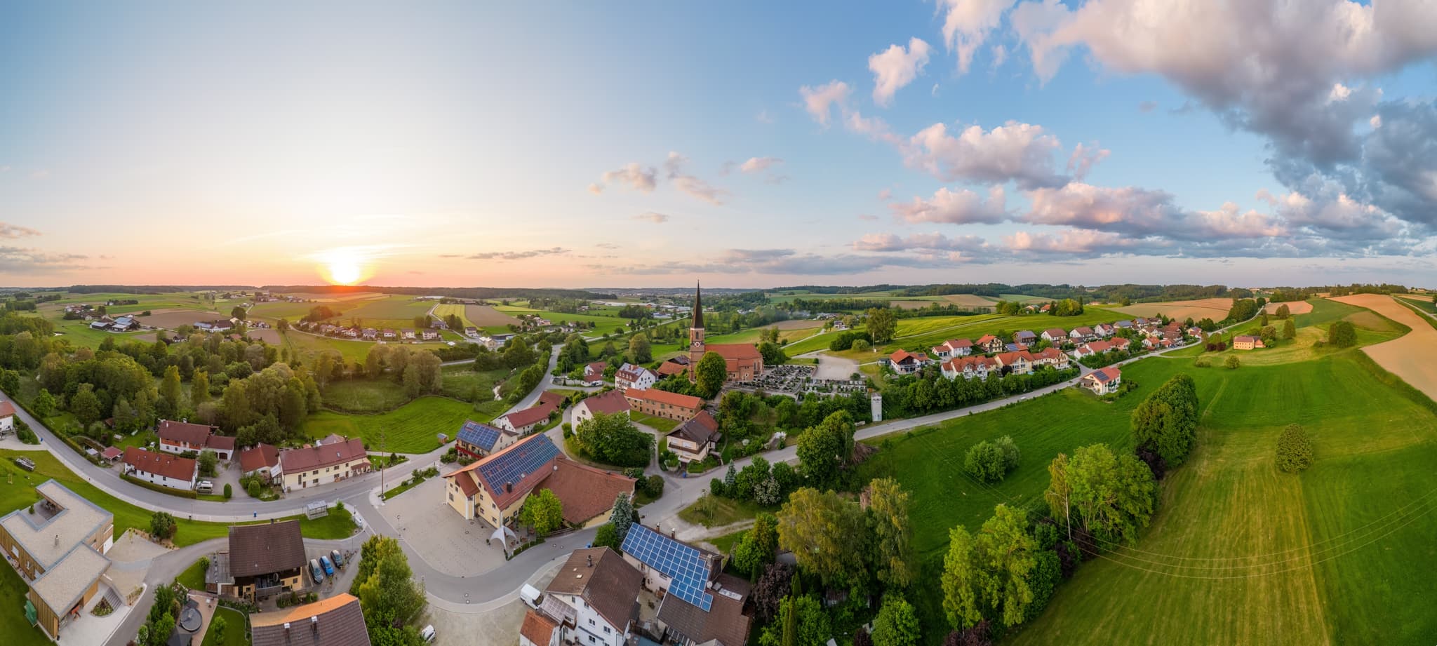 Luftbild Hirschhorn, Wurmannsquick, Rottal-Inn, Niederbayern. Zeigt die Pfarrkirche St. Rupert und ländliche Umgebung im Holzland bei Sonnenuntergang.