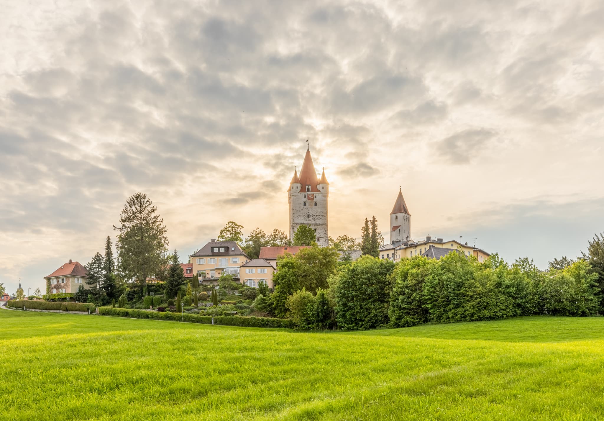 Landschaft mit Schlossturm und Burg in Haag, der Hauptgemeinde im Landkreis Mühldorf am Inn. Gelegen in Oberbayern, der Region Inn-Salzach, Deutschland.