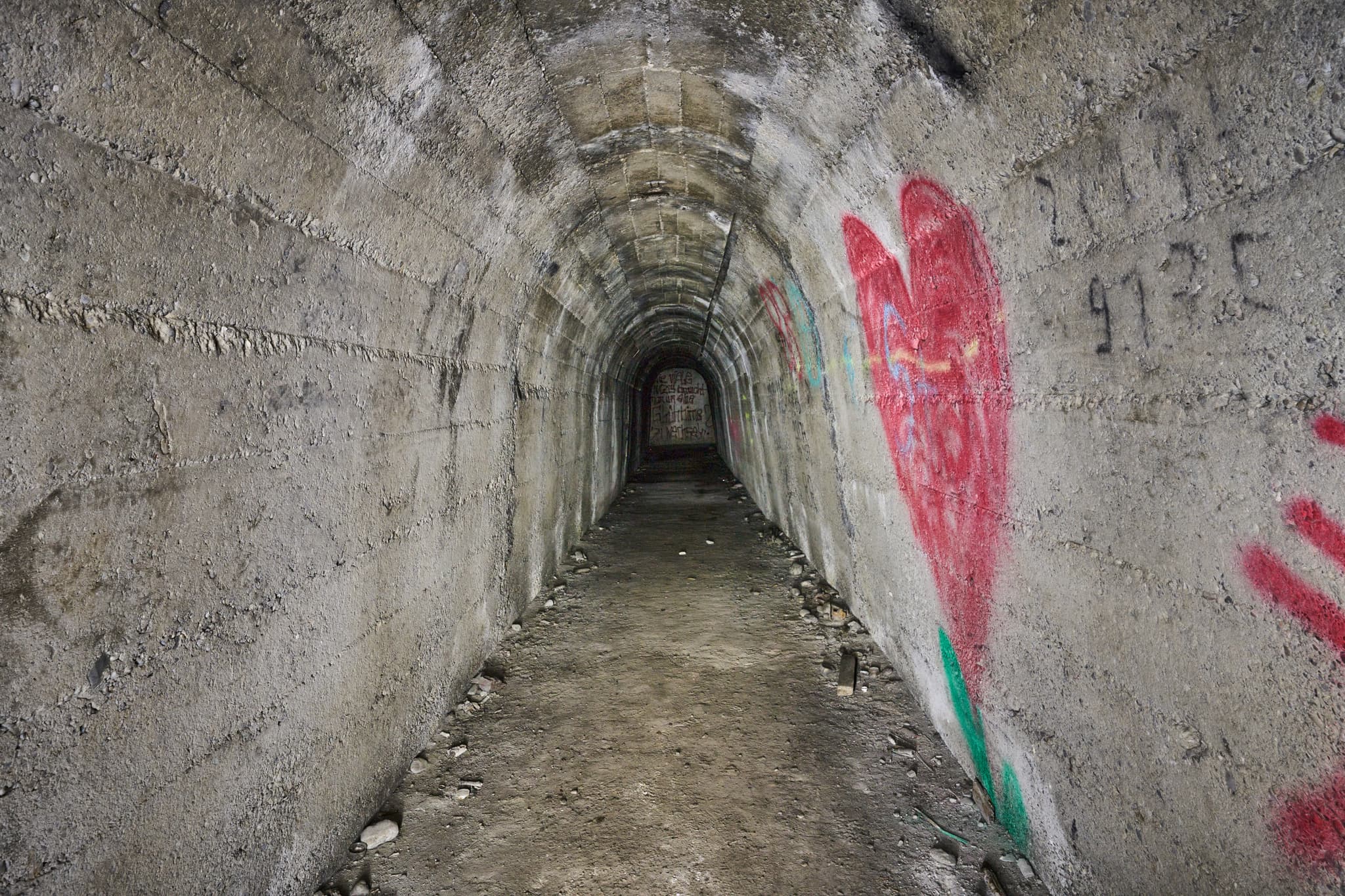 Bunkergang unter B12 in Ecksberg, Mühldorf am Inn, Oberbayern, Deutschland. Betonwände mit Graffiti, inkl. rotem Herz, für Lightpainting. Inn-Salzach Region.