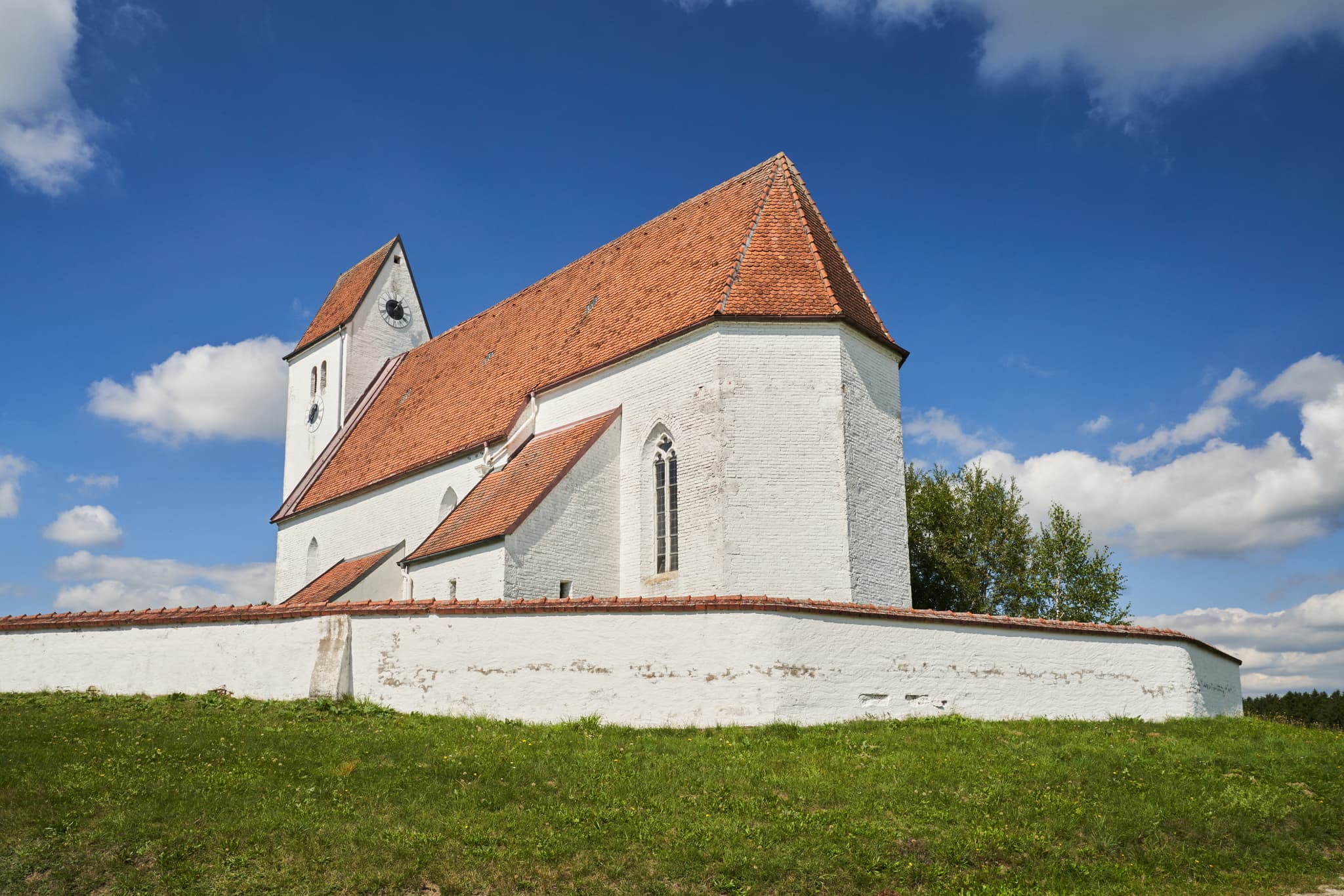 Georgenberg Kirche in Pleiskirchen, Landkreis Altötting, Oberbayern, Inn-Salzach, Bayern, Deutschland. Die Kirche steht auf einem Hügel.