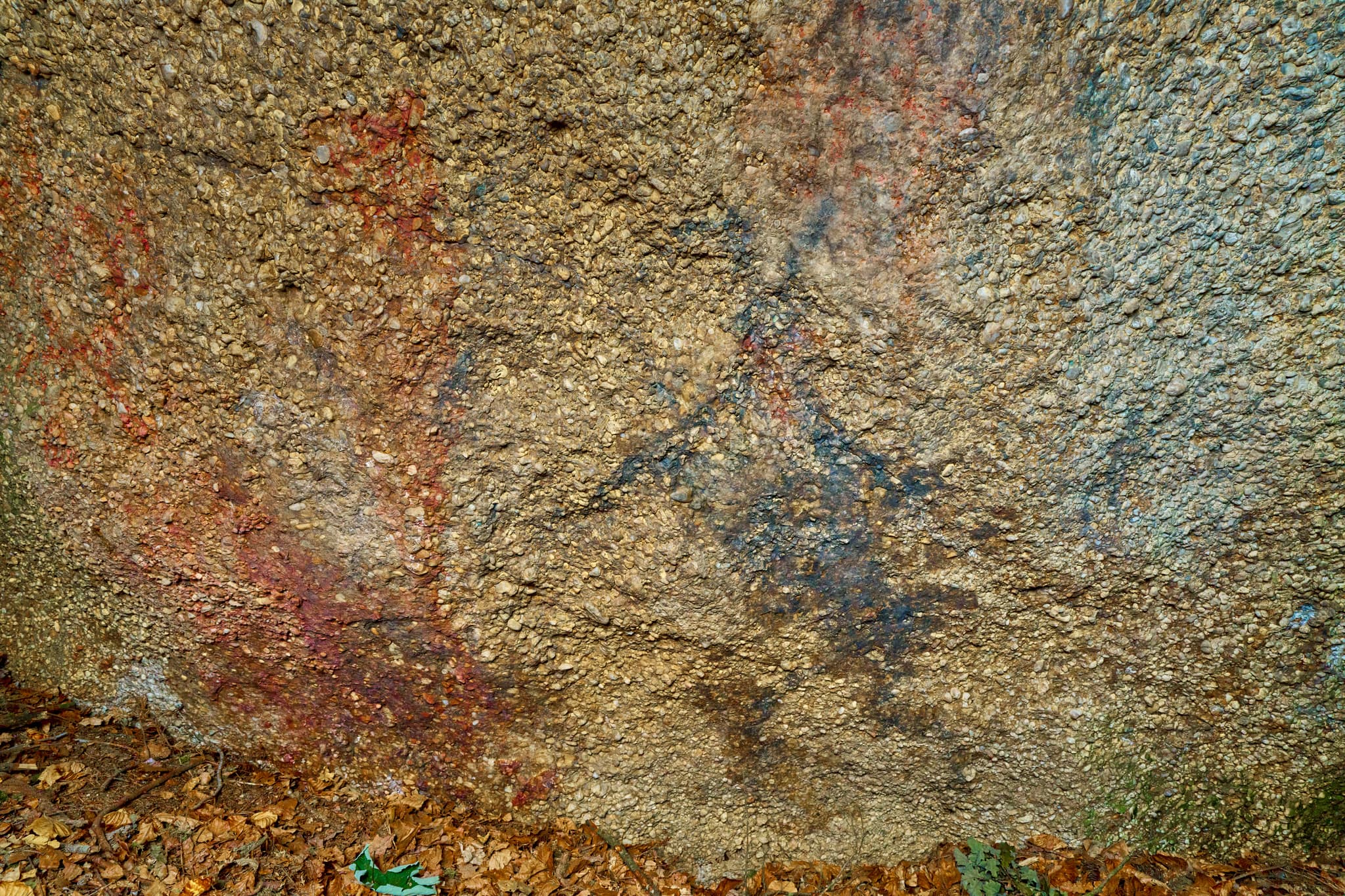 Teufelsfelsen mit Felsenmalerei in Bad Griesbach, Landkreis Passau, Niederbayern, Deutschland. Darstellung auf Felsen.