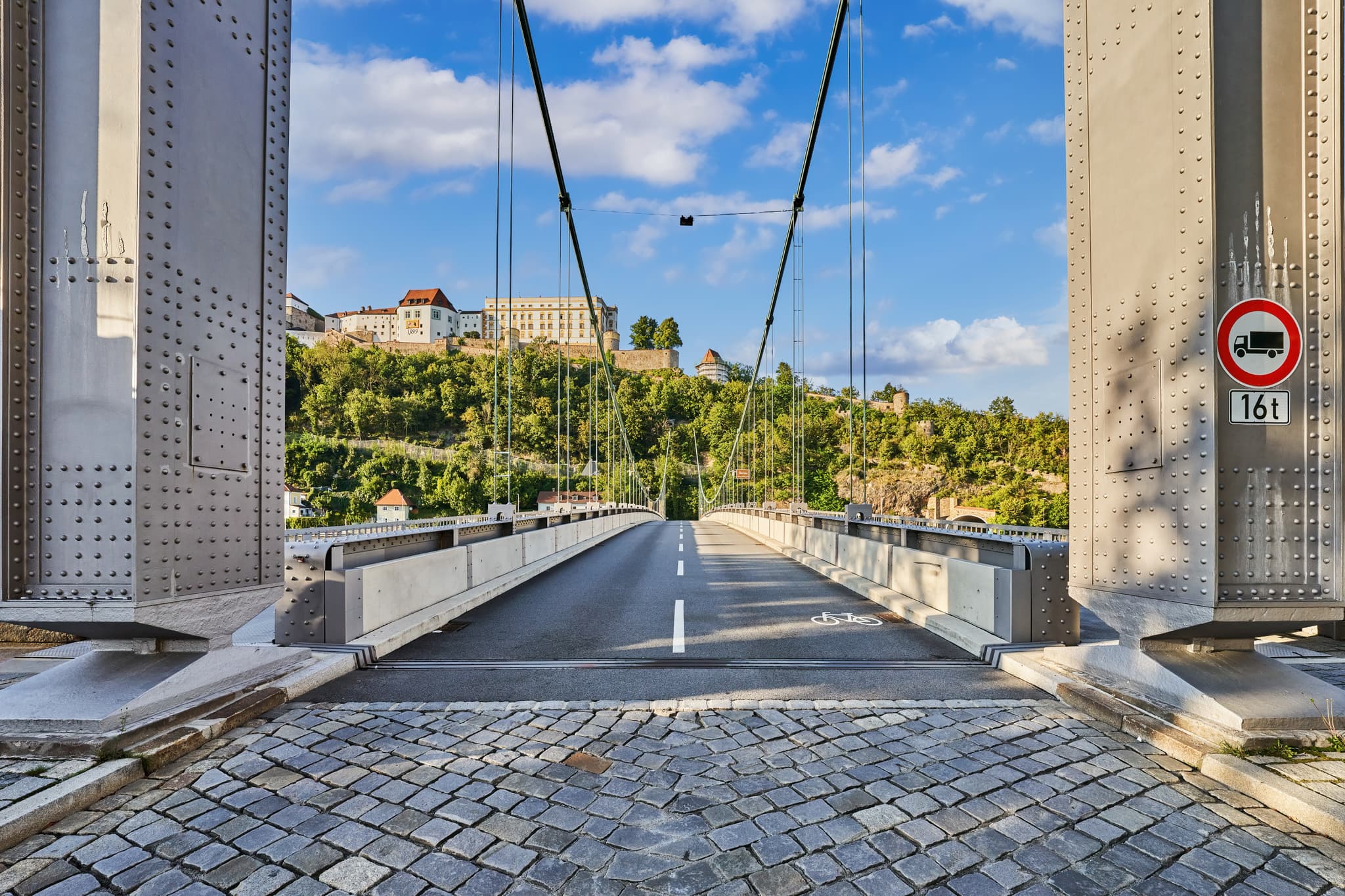 Die Prinzregent-Luitpold-Brücke in Passau, Niederbayern, überspannt die Donau. Sie verbindet die Stadtteile Passau und Ilzstadt. Niederbayern, Bayern