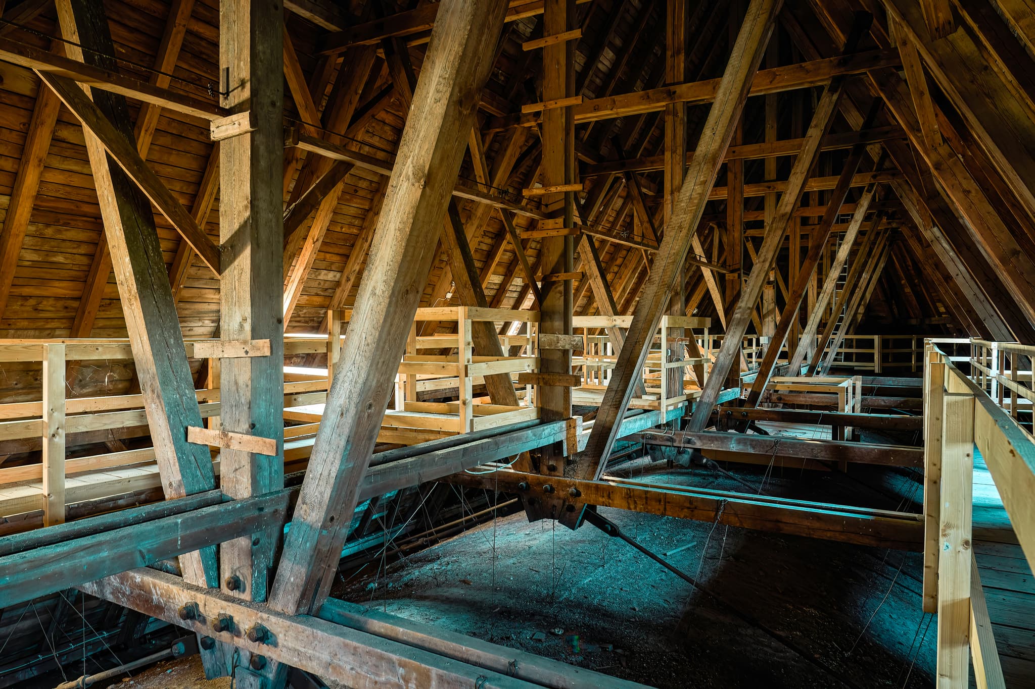 Dachstuhl der Pfarrkirche Heilige Familie in Bad Griesbach, Landkreis Passau, Niederbayern, Bayern, Deutschland. Holzkonstruktion des Dachgeschosses.