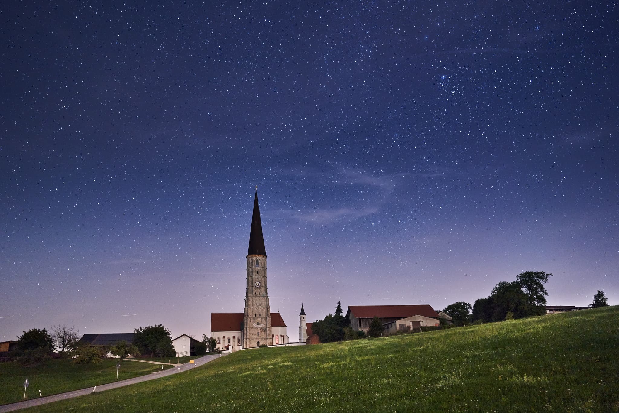 Die markante Kirche von Schildthurn, Zeilarn, Rottal-Inn, Niederbayern, Holzland,  beeindruckt ab 22 Uhr auch mit wenig Lichtverschmutzung.