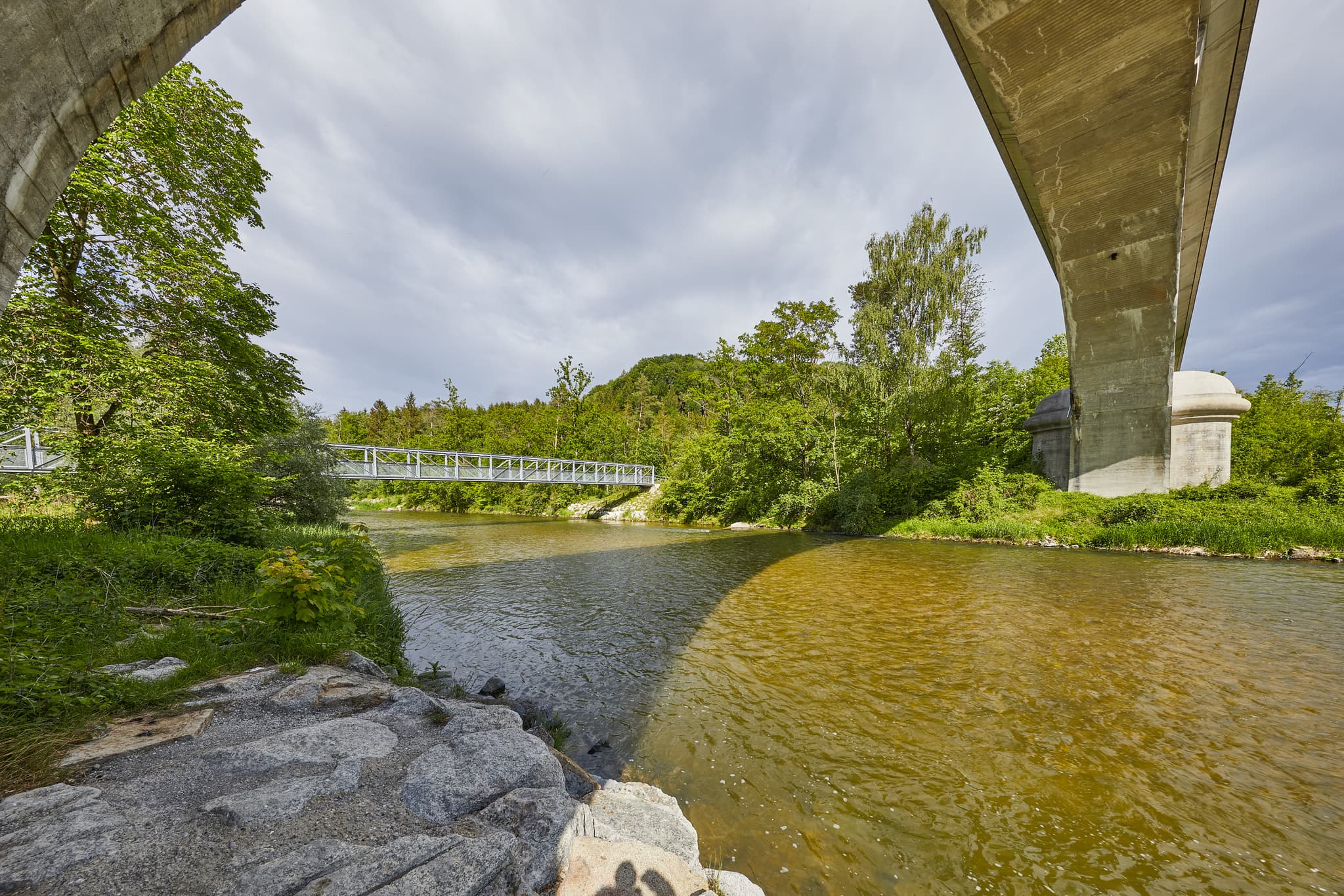 Eisenbahnbrücke über die Alz in Garching, Altötting, Oberbayern, Deutschland. Das Motiv im Inn-Salzach-Gebiet zeigt den Fluss und die Ufervegetation.