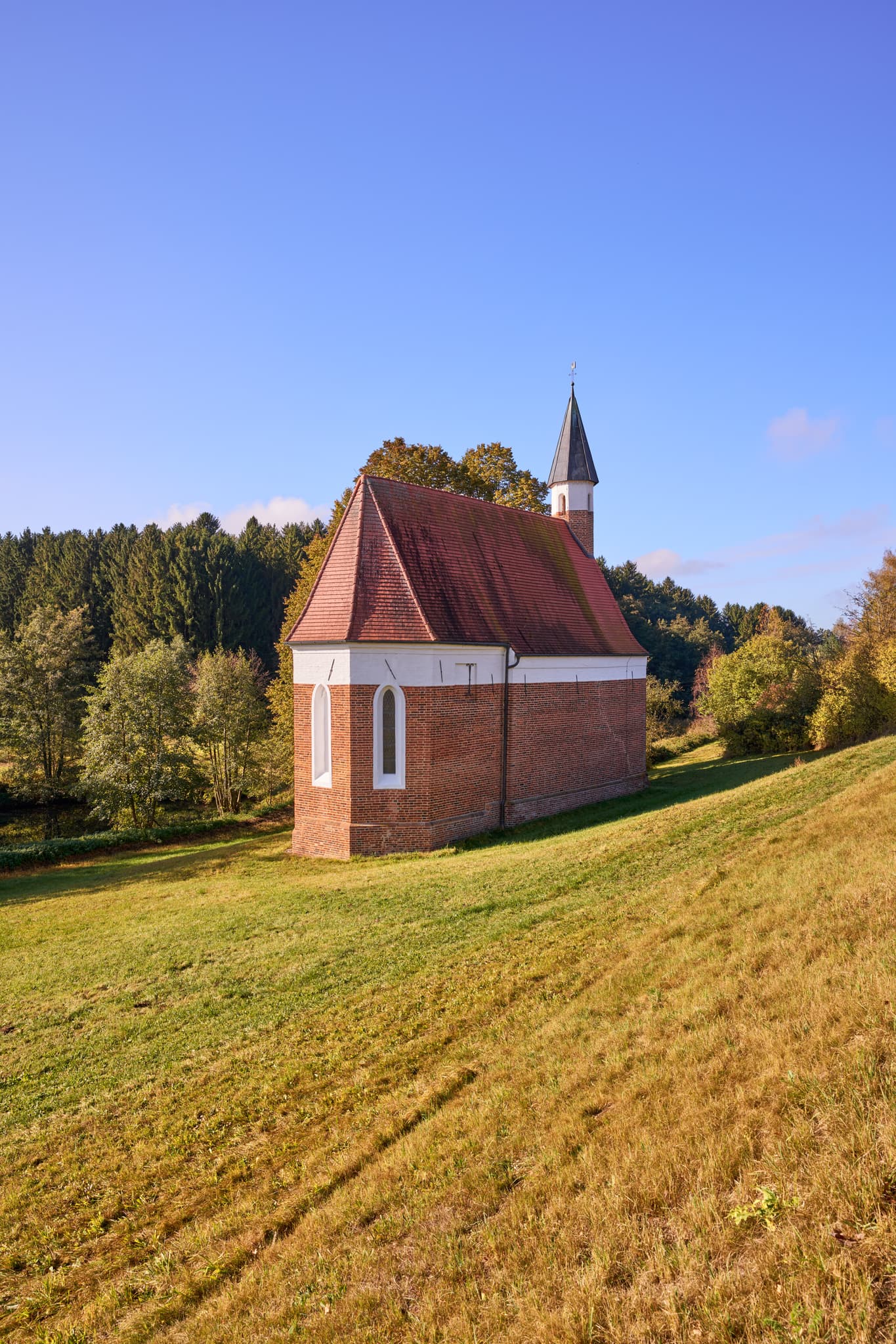 Malerische St. Koloman Kapelle in Martinskirchen, Wurmannsquick, Rottal-Inn, Niederbayern. Ländliche Landschaft des Holzlands, Deutschland.